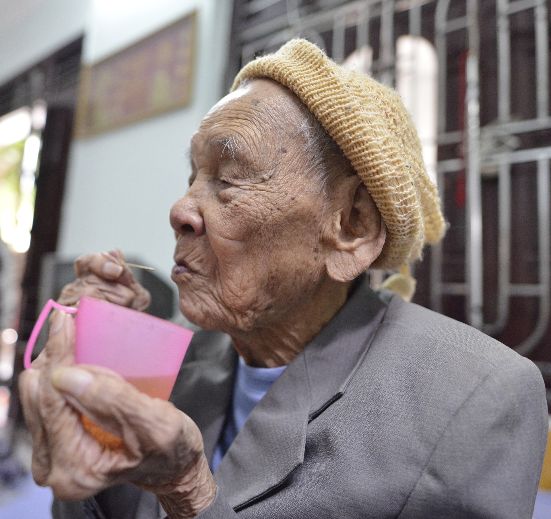 Cu ong 104 tuoi co ban chan Giao chi anh 12