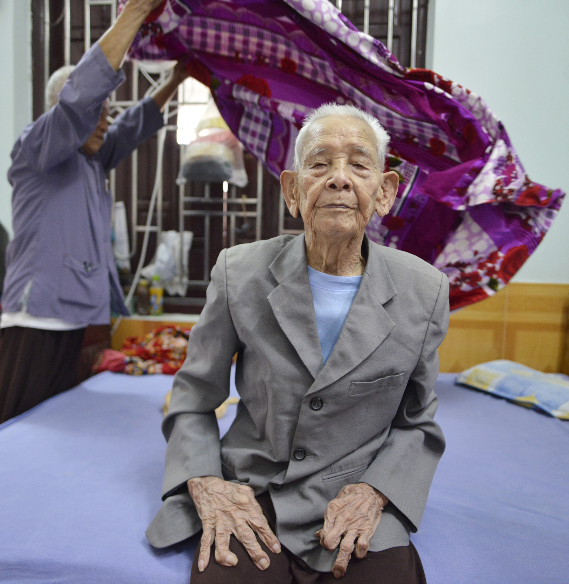 Cu ong 104 tuoi co ban chan Giao chi anh 1