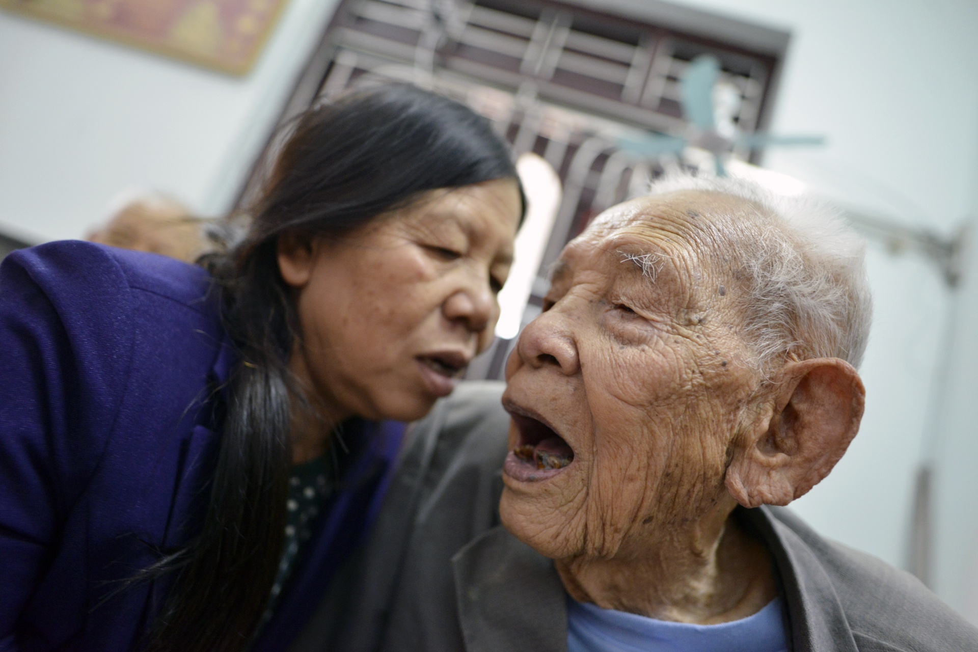 Cu ong 104 tuoi co ban chan Giao chi anh 5