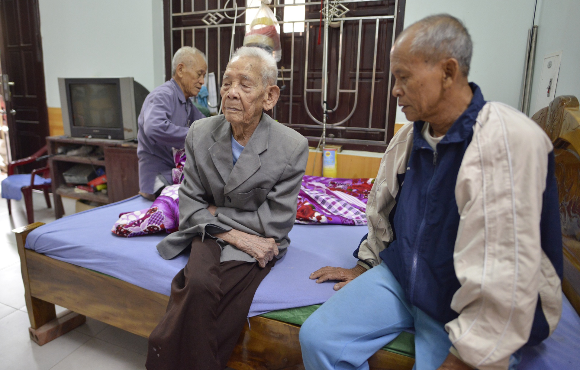 Cu ong 104 tuoi co ban chan Giao chi anh 6