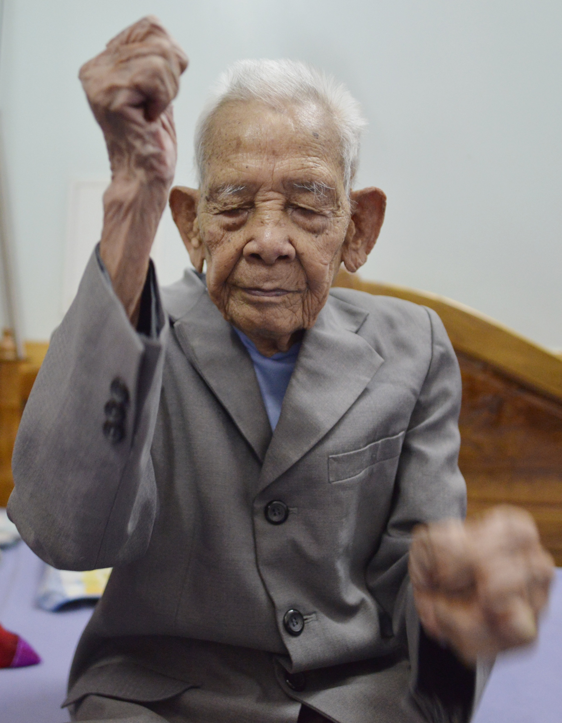 Cu ong 104 tuoi co ban chan Giao chi anh 7