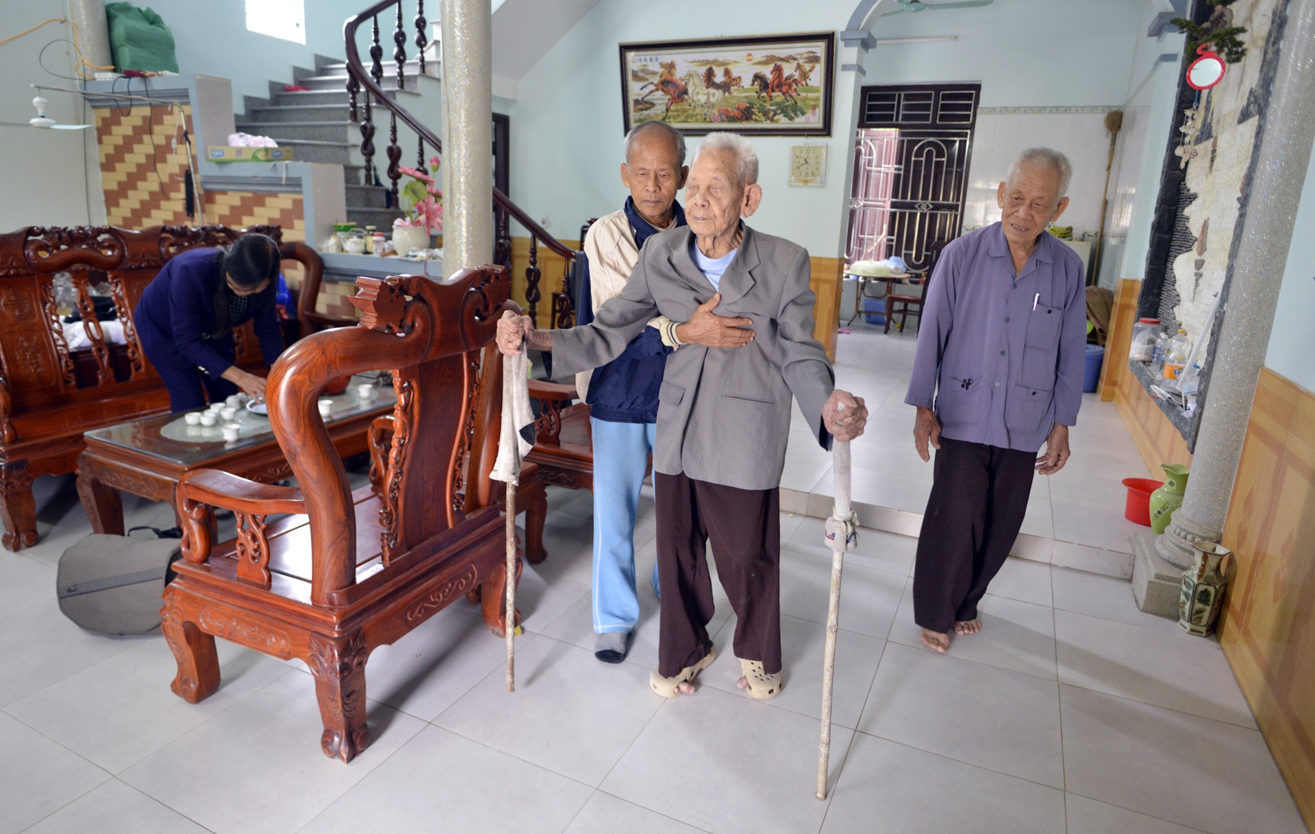 Cu ong 104 tuoi co ban chan Giao chi anh 8