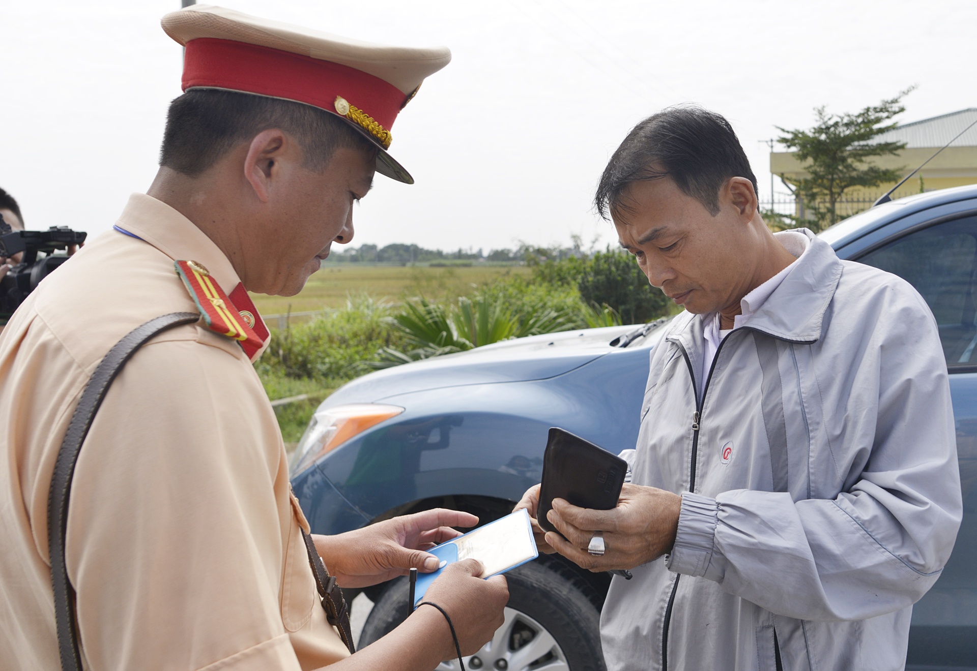 CSGT xu ly vi pham qua camera o cao toc Noi Bai - Lao Cai hinh anh