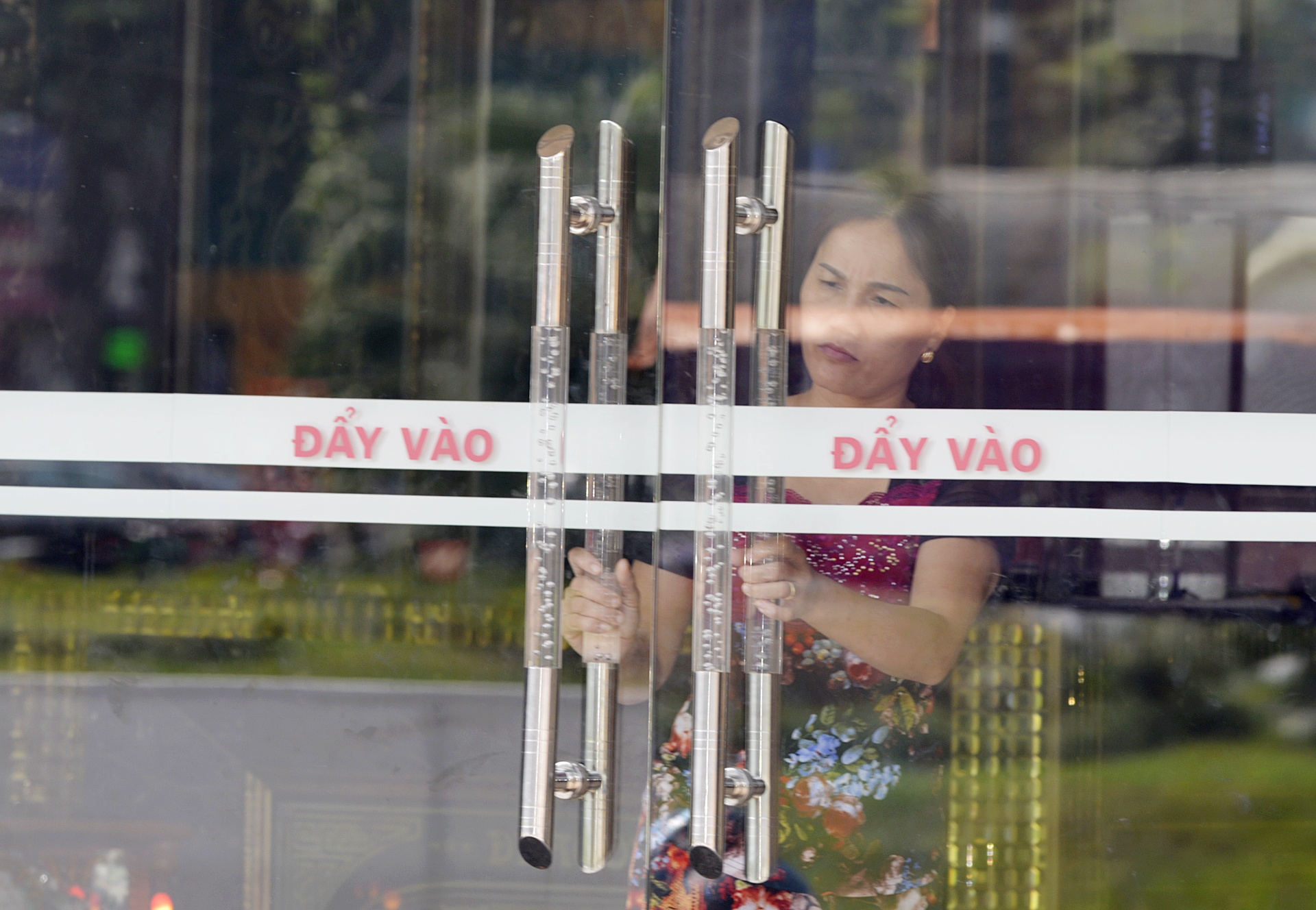 Quan karaoke thao bien quang cao de ban sat vun anh 2