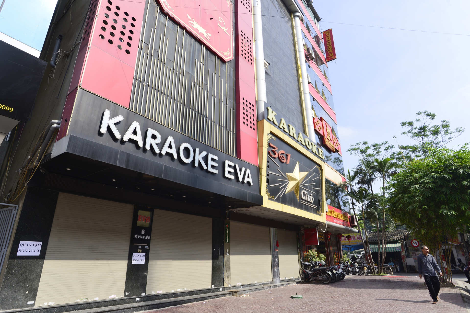 Quan karaoke thao bien quang cao de ban sat vun anh 1