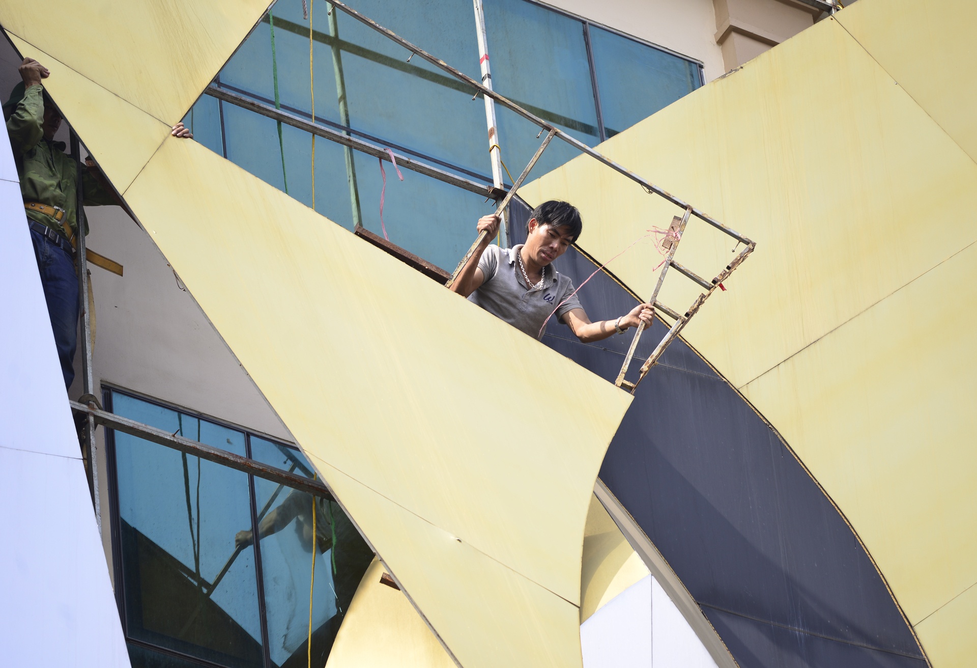 Quan karaoke thao bien quang cao de ban sat vun anh 3