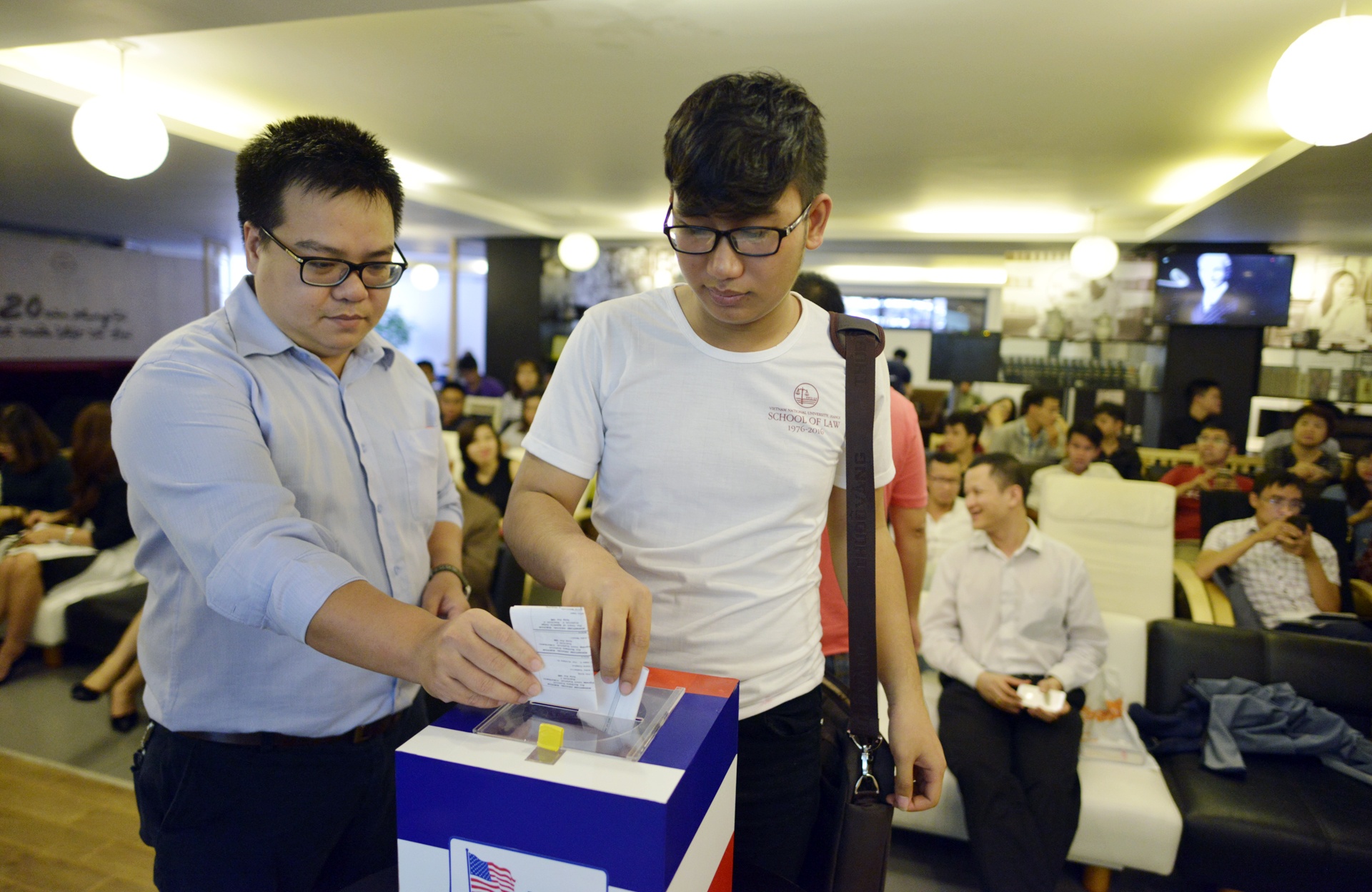 Gioi tre Ha Noi tim hieu ve bau cu My hinh anh