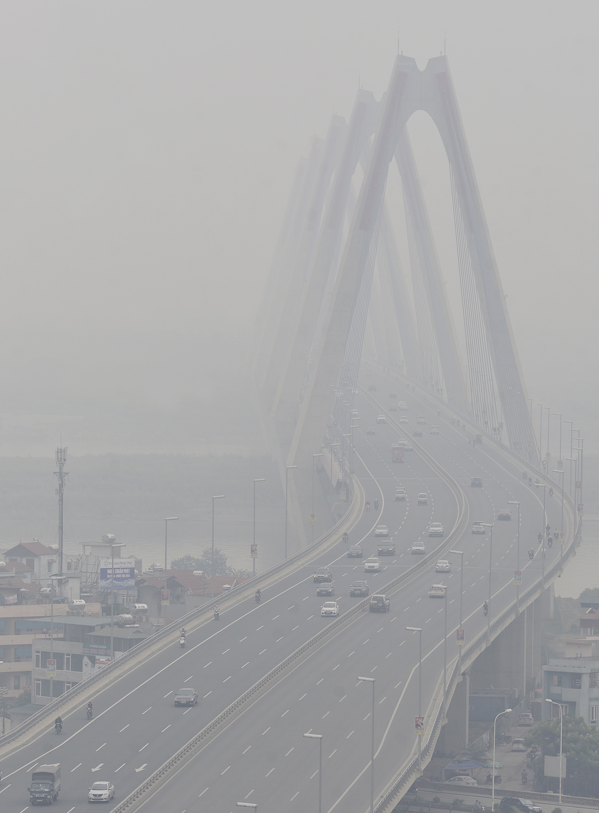 Cau Nhat Tan chim trong suong mu day dac giua trua anh 3