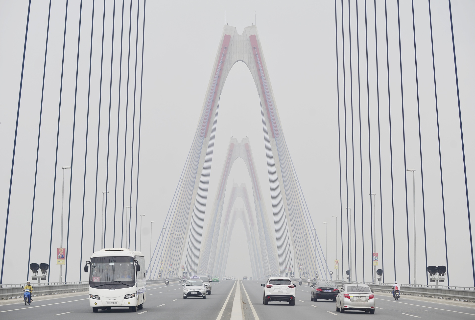 Cau Nhat Tan chim trong suong mu day dac giua trua anh 6