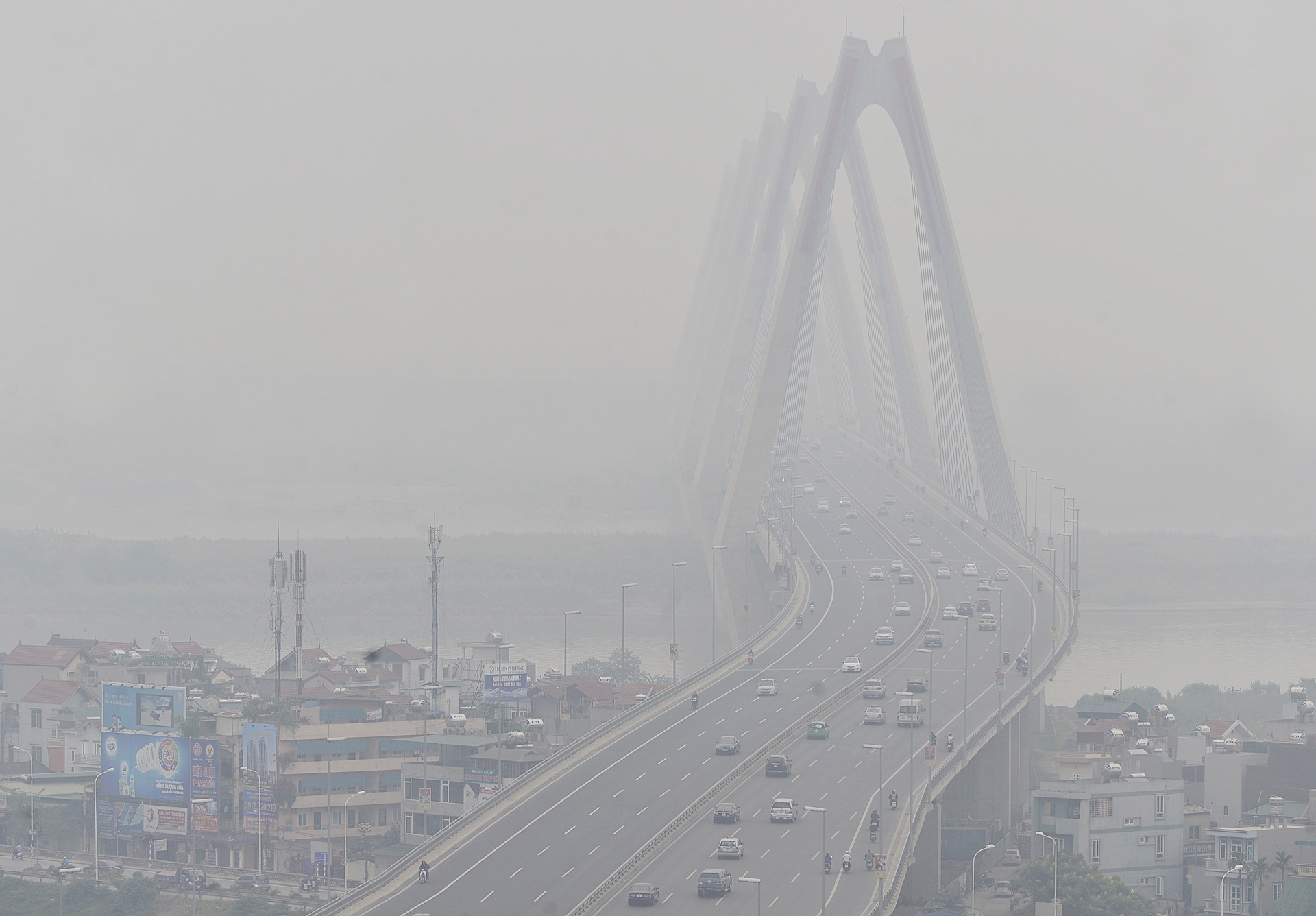 Cay cau dep nhat Viet Nam bi suong mu bao phu giua trua hinh anh