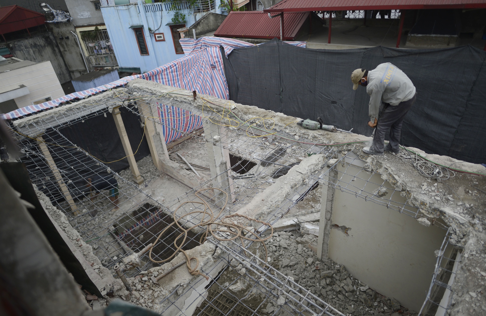 Thao do ngoi nha nghieng o Ha Noi anh 1