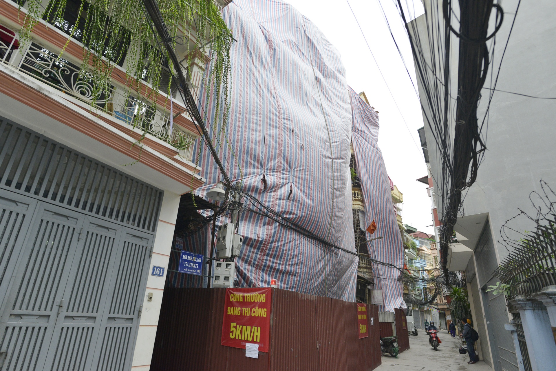 Thao do ngoi nha nghieng o Ha Noi anh 2