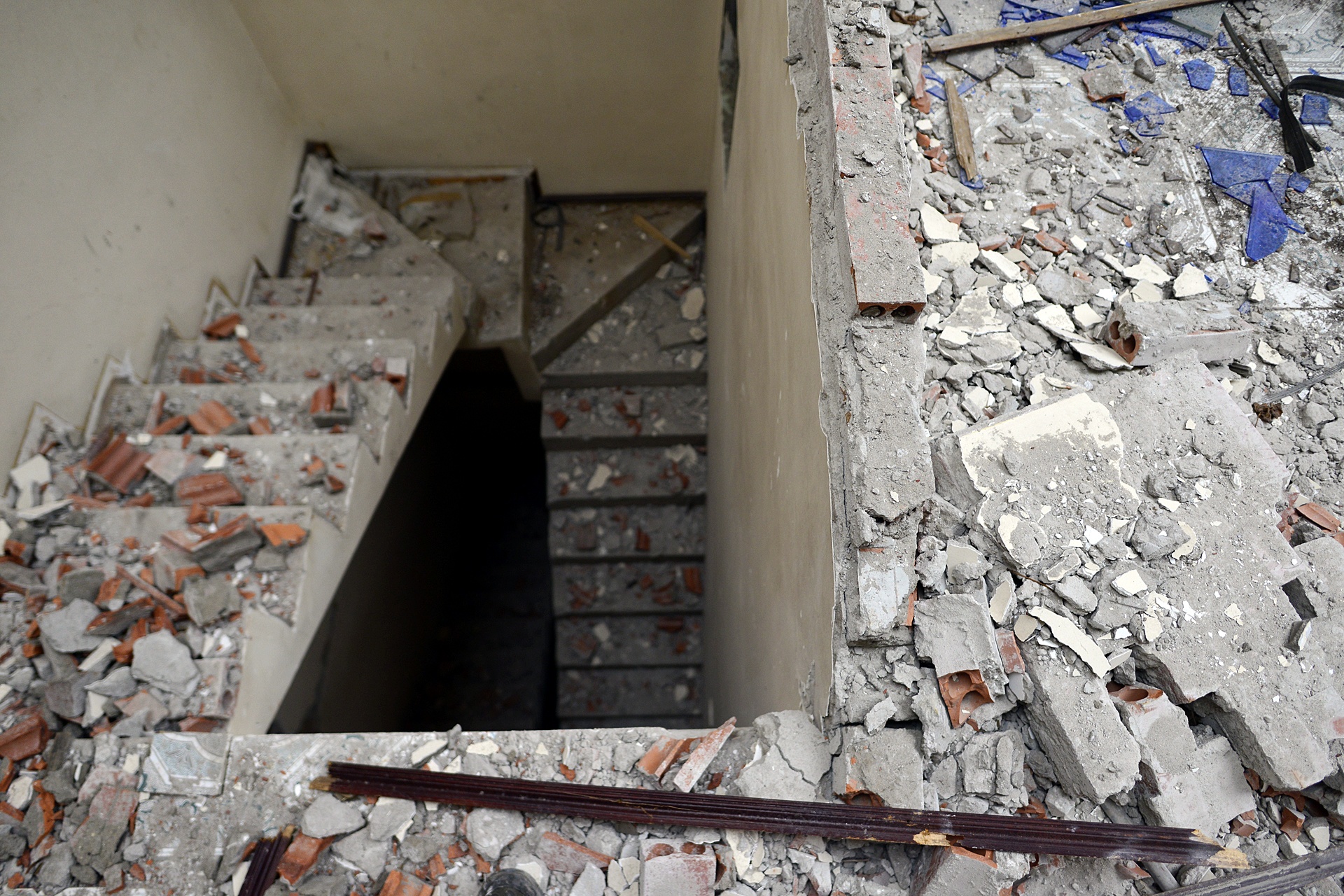 Pha do 4 can nha nghieng nguy hiem tren pho hinh anh