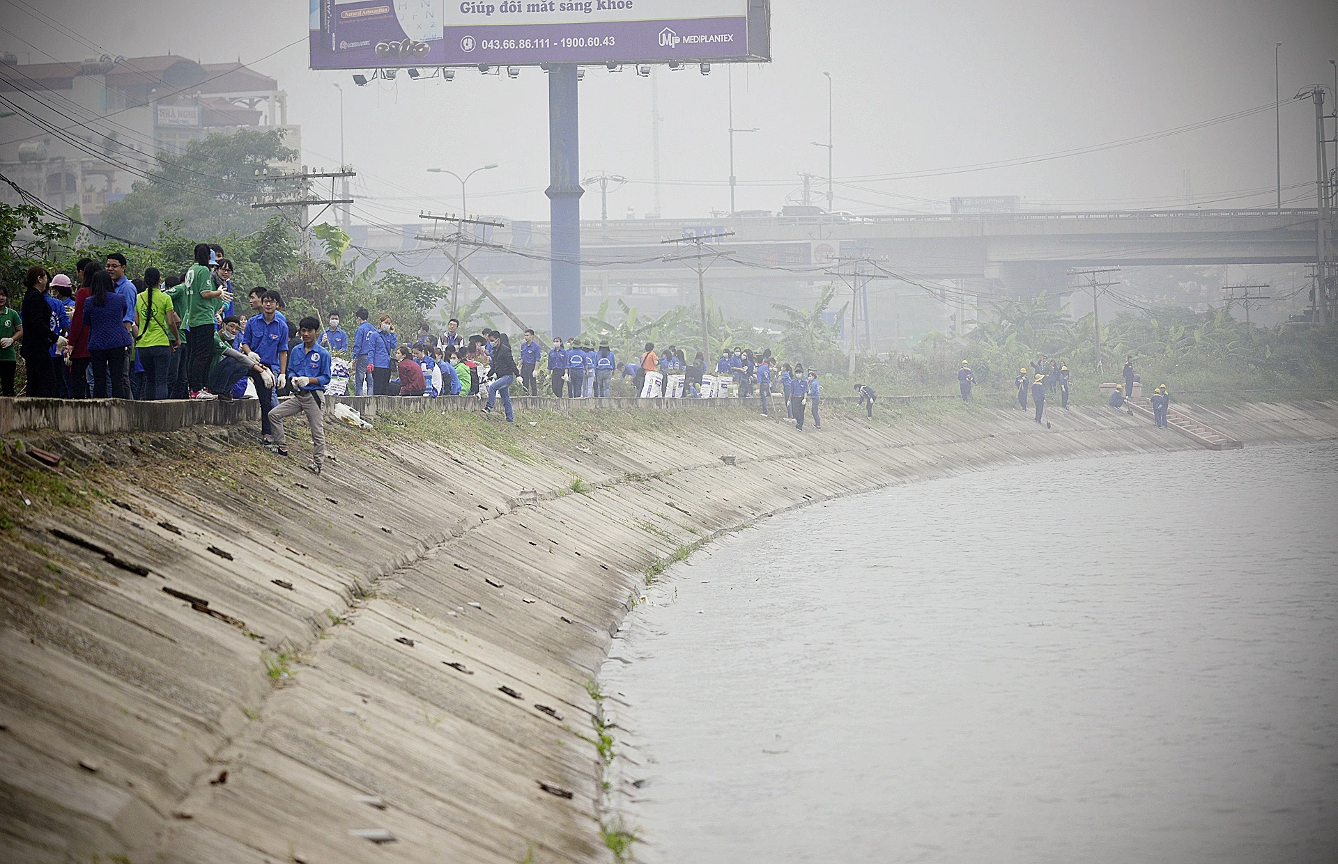 PTT Vu Duc Dam cung sinh vien don rac anh 10