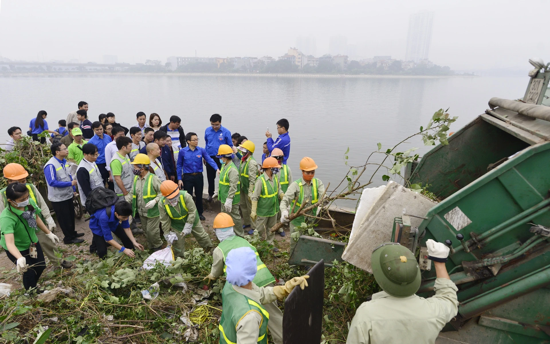 PTT Vu Duc Dam cung sinh vien don rac anh 1