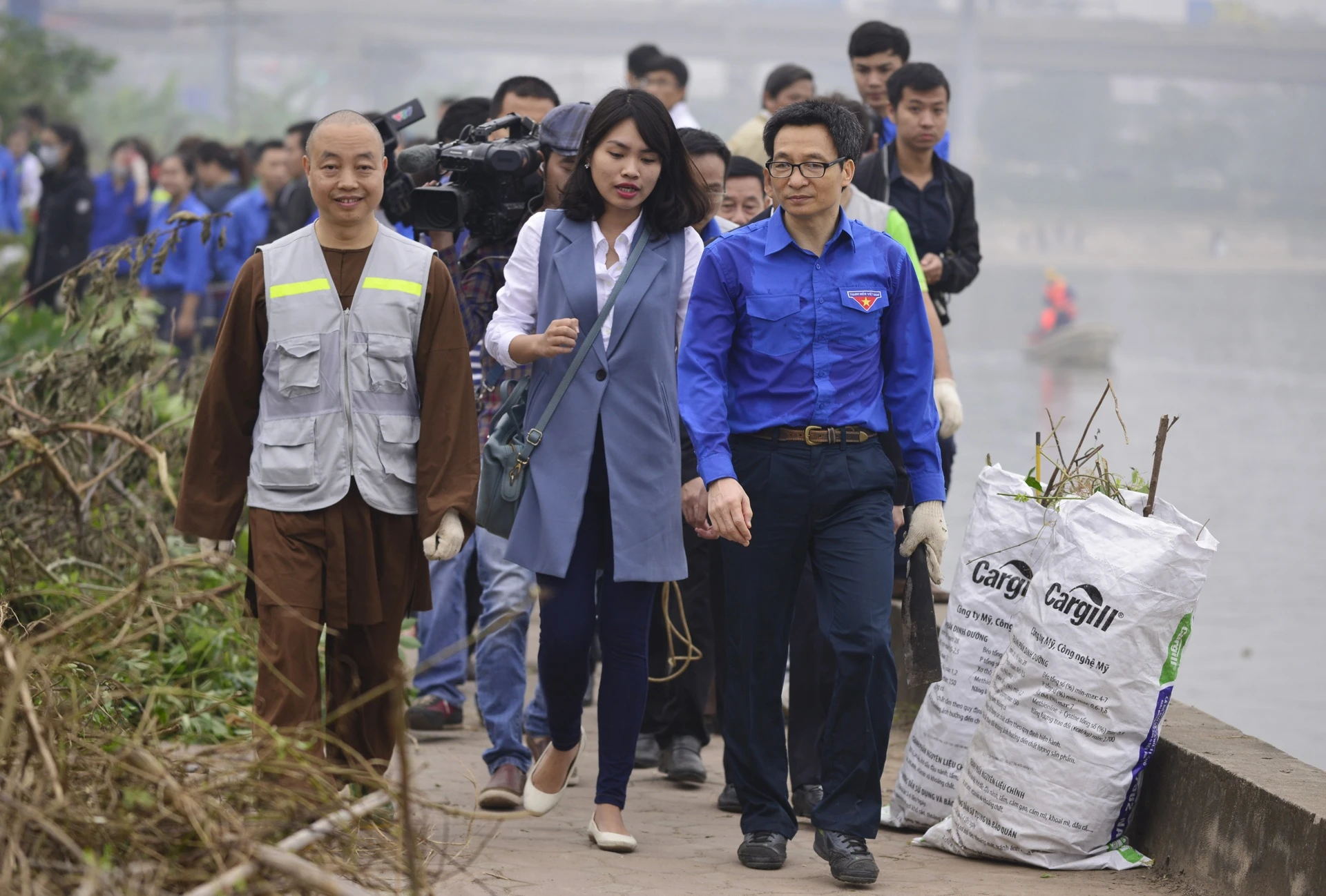PTT Vu Duc Dam cung sinh vien don rac anh 2