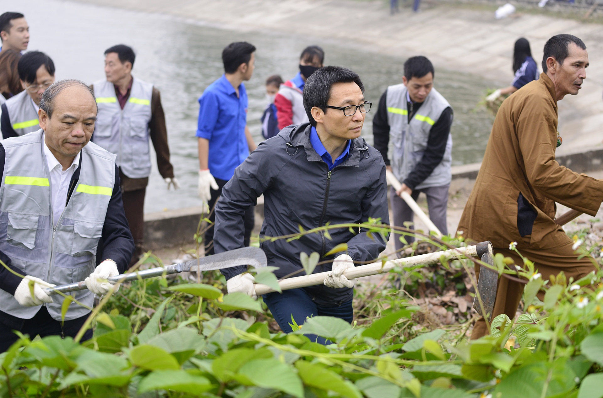 Pho thu tuong Vu Duc Dam cung sinh vien don rac hinh anh