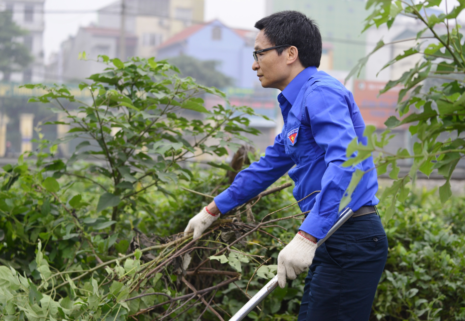 PTT Vu Duc Dam cung sinh vien don rac anh 5