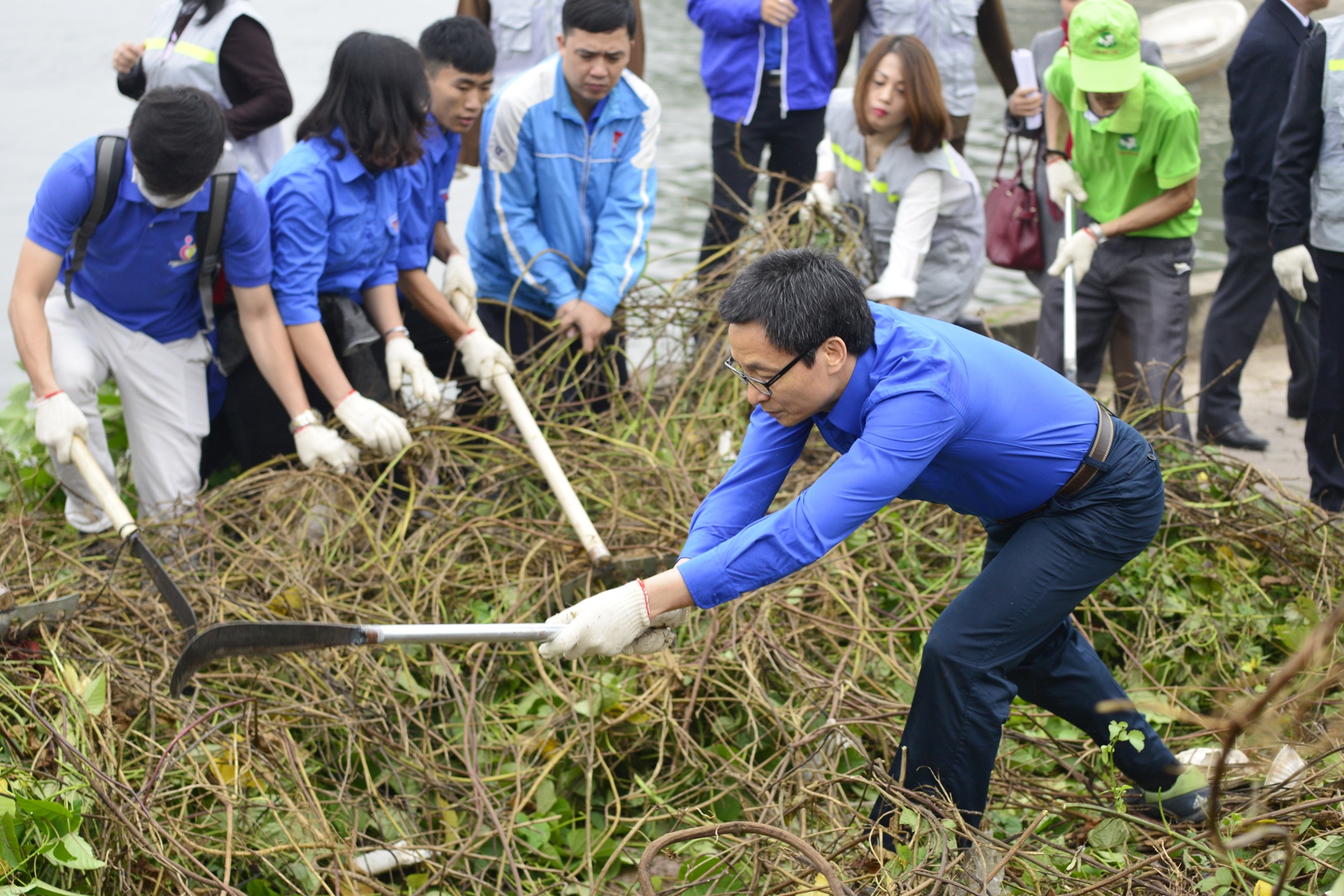 PTT Vu Duc Dam cung sinh vien don rac anh 6
