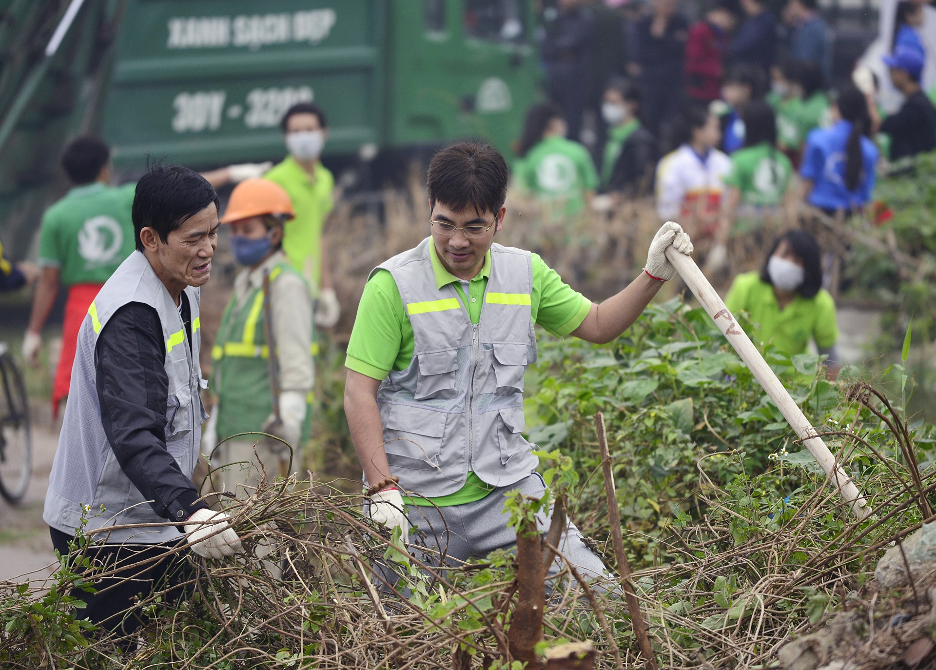 PTT Vu Duc Dam cung sinh vien don rac anh 8