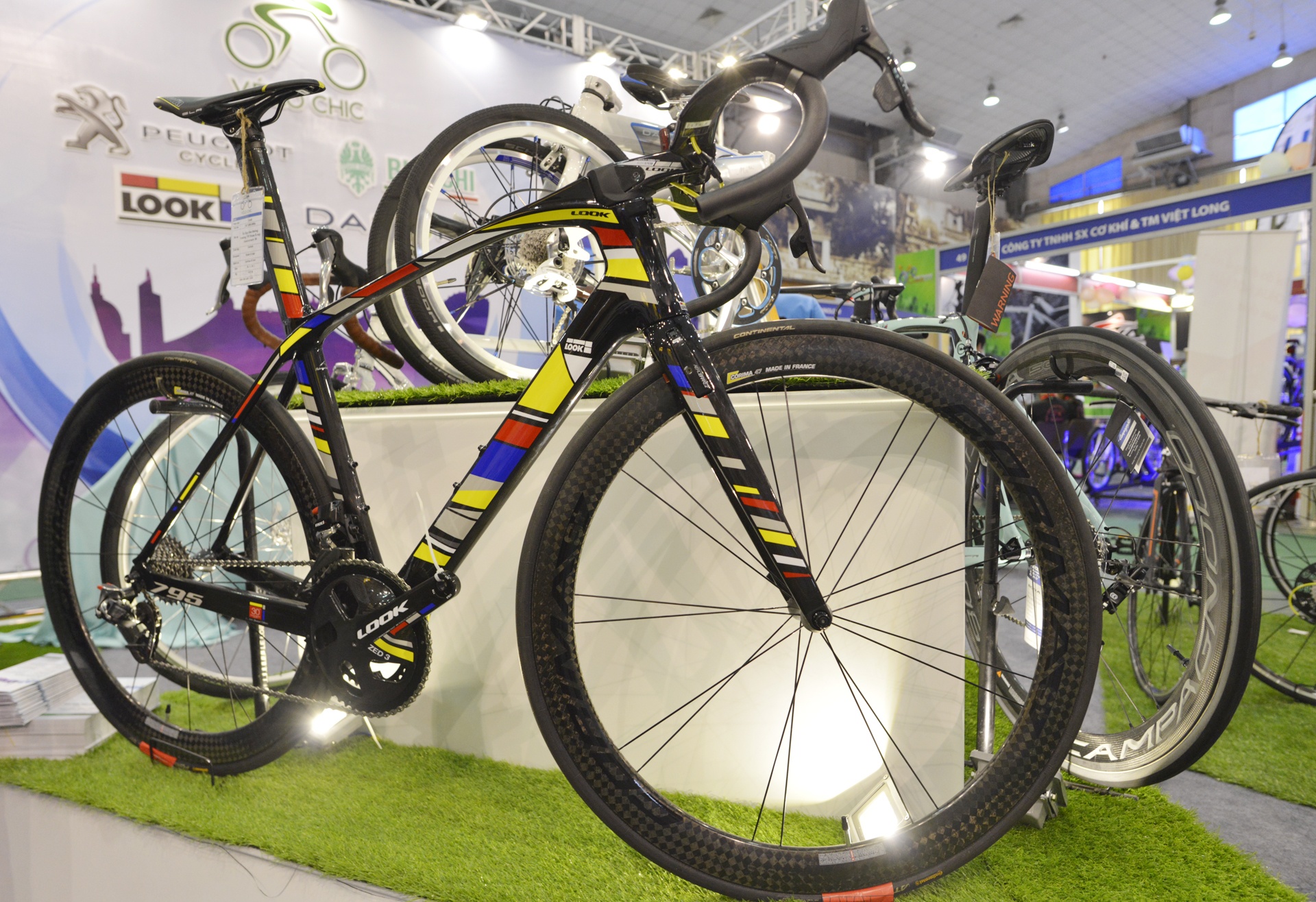 Xe dap gan nua ty tai trien lam xe hai banh hinh anh