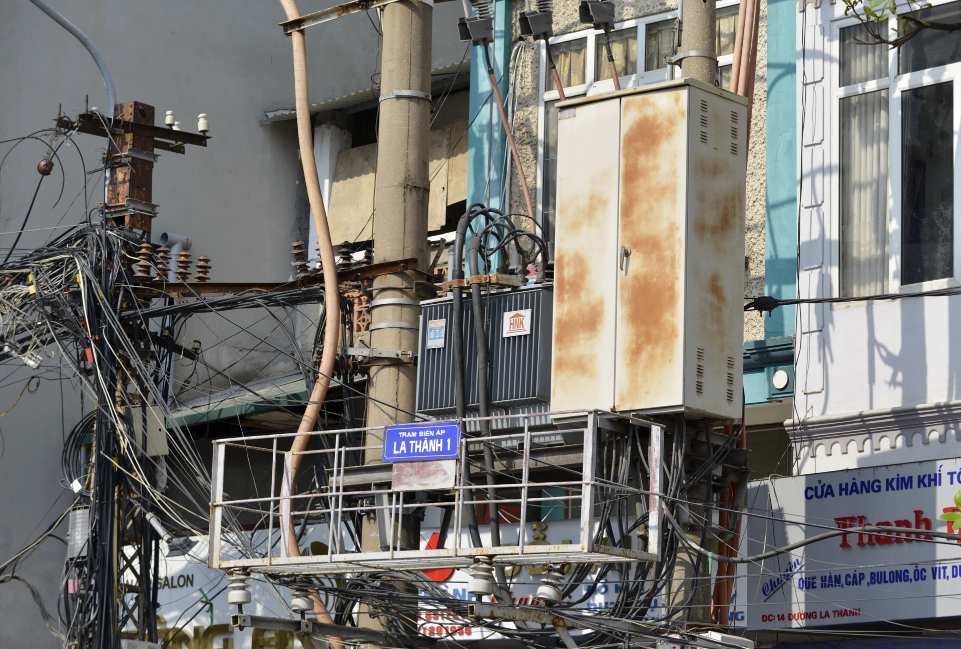 Muu sinh duoi chan tram bien ap o Ha Noi anh 2
