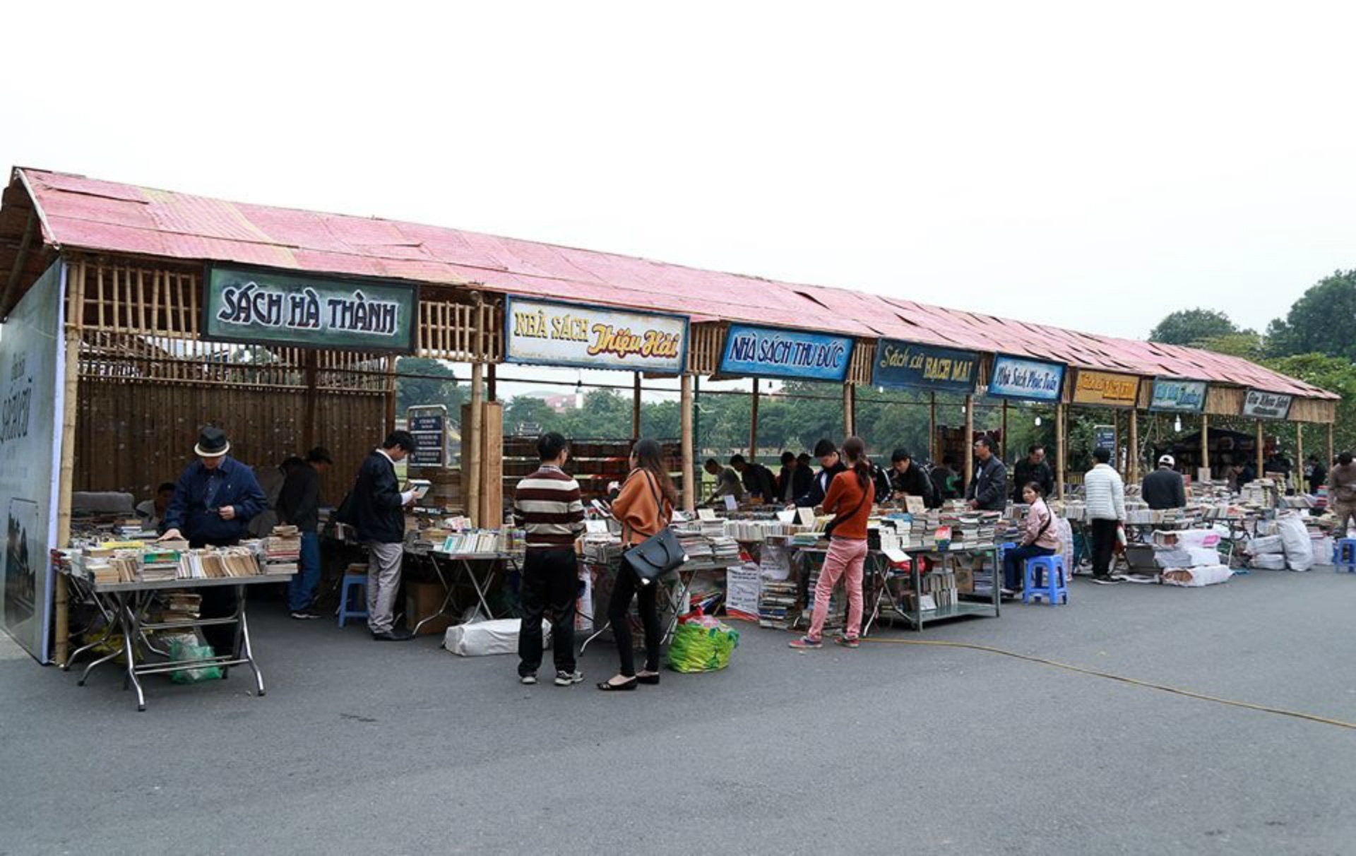 Đại hội sách cũ tại hoàng thành Thăng Long ảnh 1 Dai hoi sach cu tai hoang thanh Thang Long anh 1