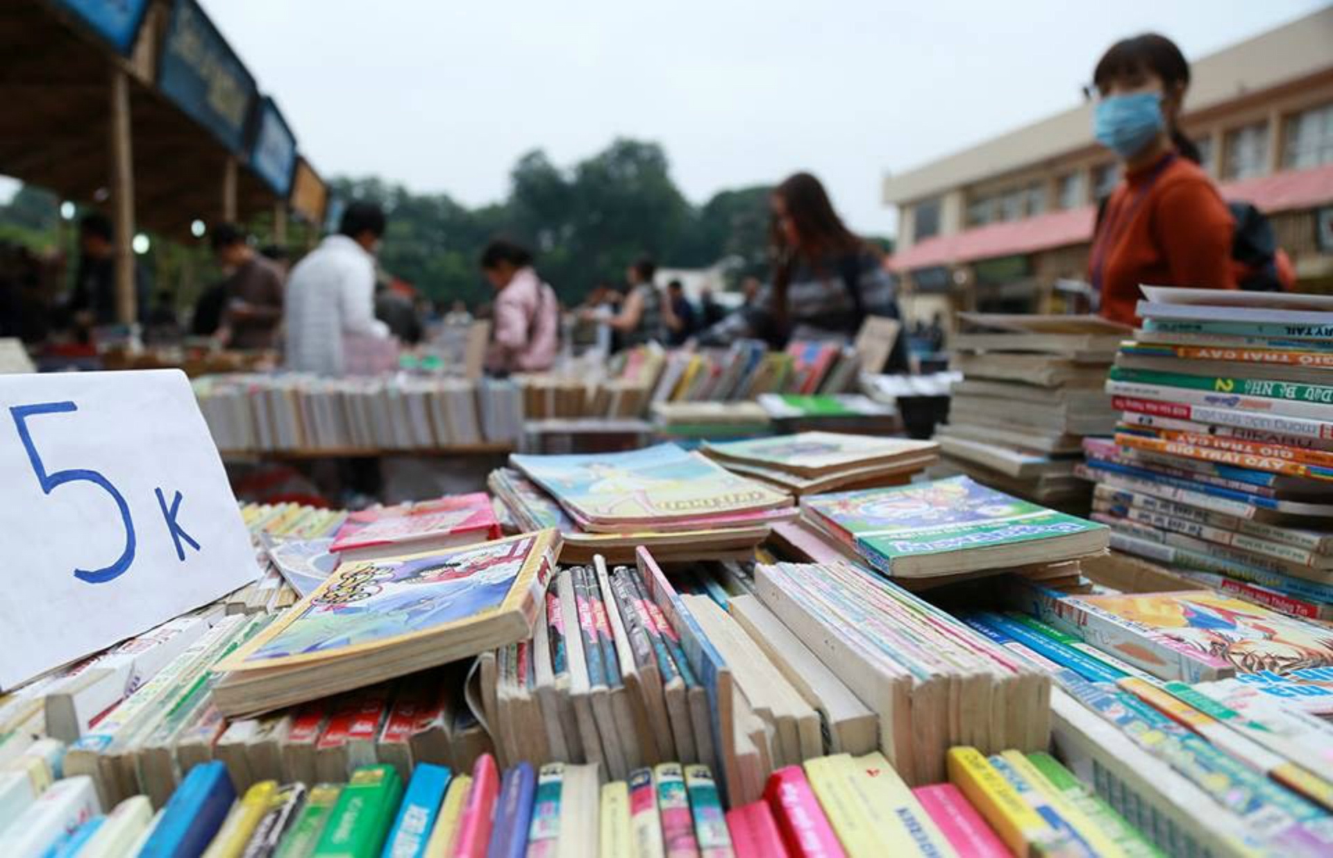 Đại hội sách cũ tại hoàng thành Thăng Long ảnh 2 Dai hoi sach cu tai hoang thanh Thang Long anh 2