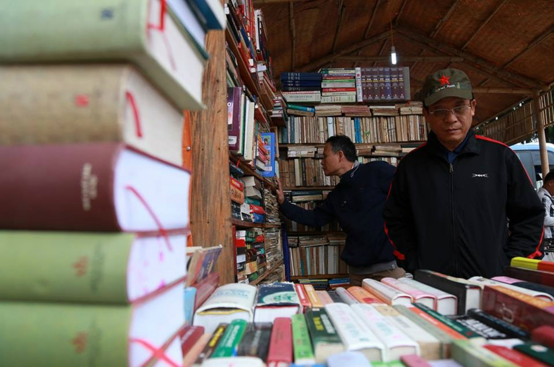 Đại hội sách cũ tại hoàng thành Thăng Long ảnh 4 Dai hoi sach cu tai hoang thanh Thang Long anh 4