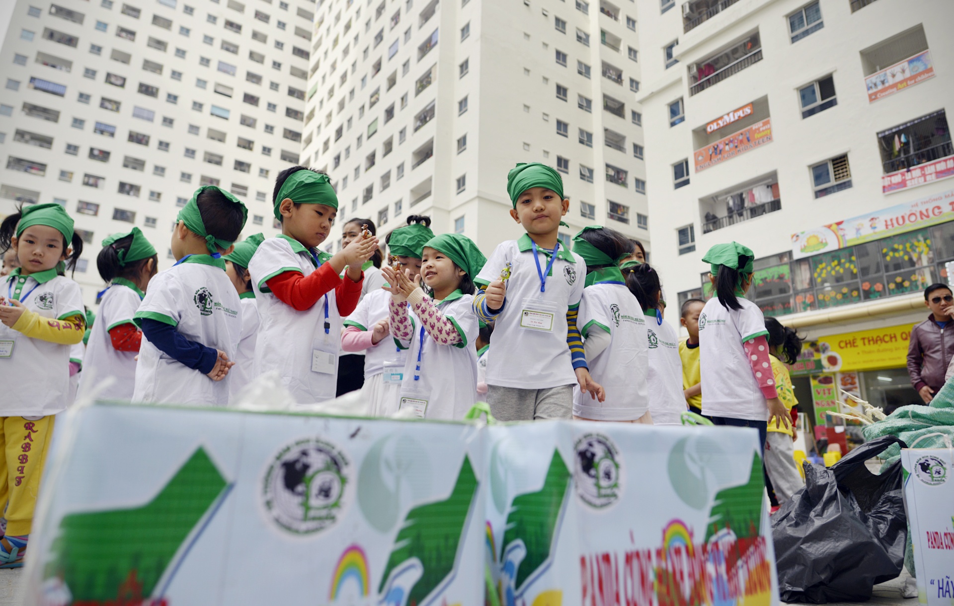 Ong Tay chup anh bao cao su anh 9