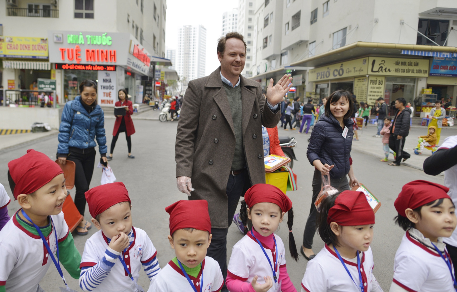 Ong Tay chup anh bao cao su anh 10