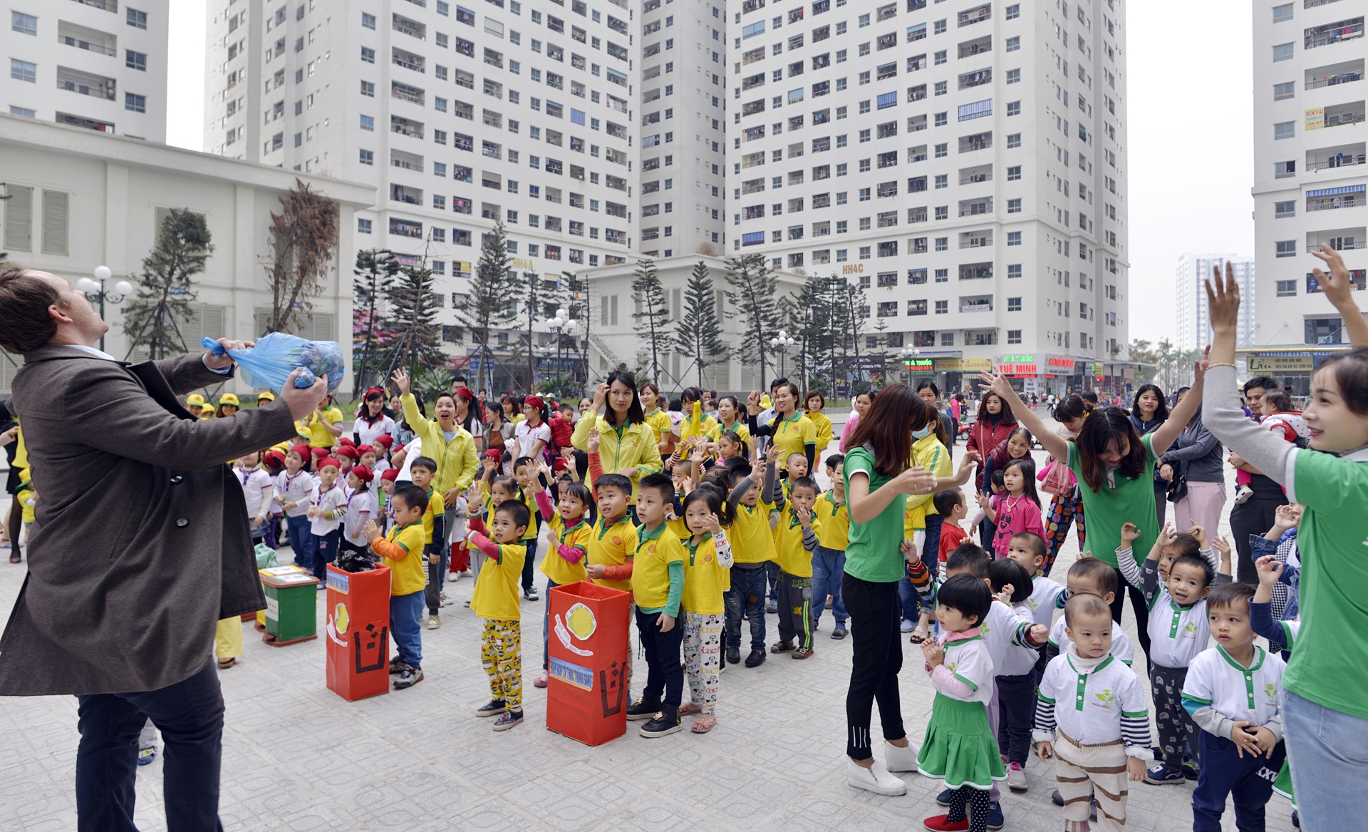 Ong Tay chup anh bao cao su anh 1