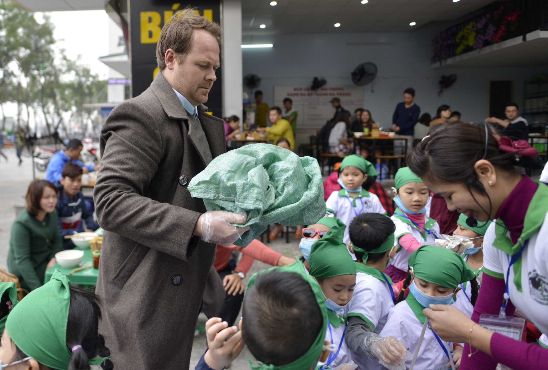 Ong Tay chup anh bao cao su anh 4