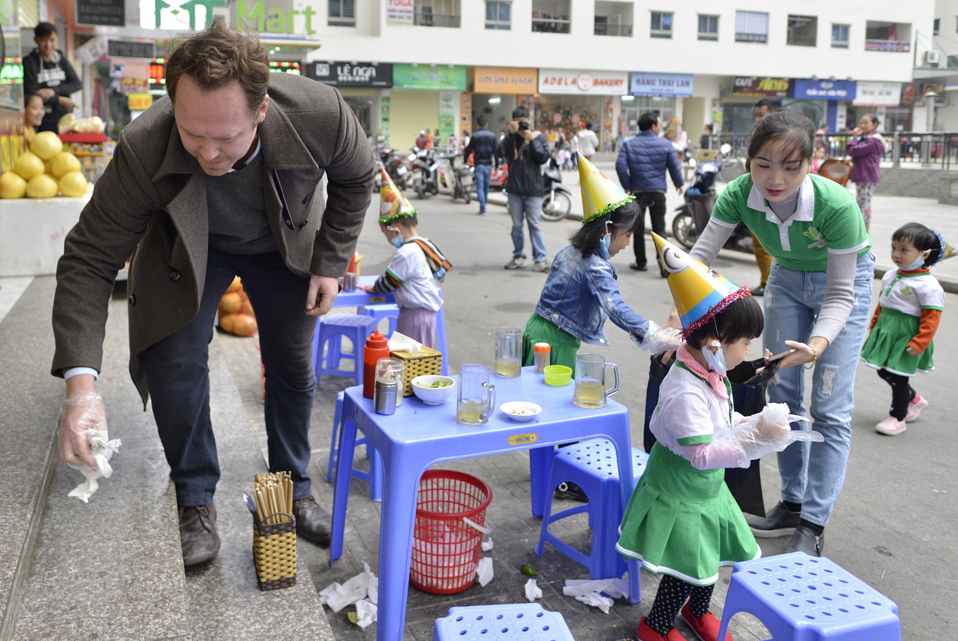 'Ong Tay chup anh bao cao su' nhat rac o quan an hinh anh