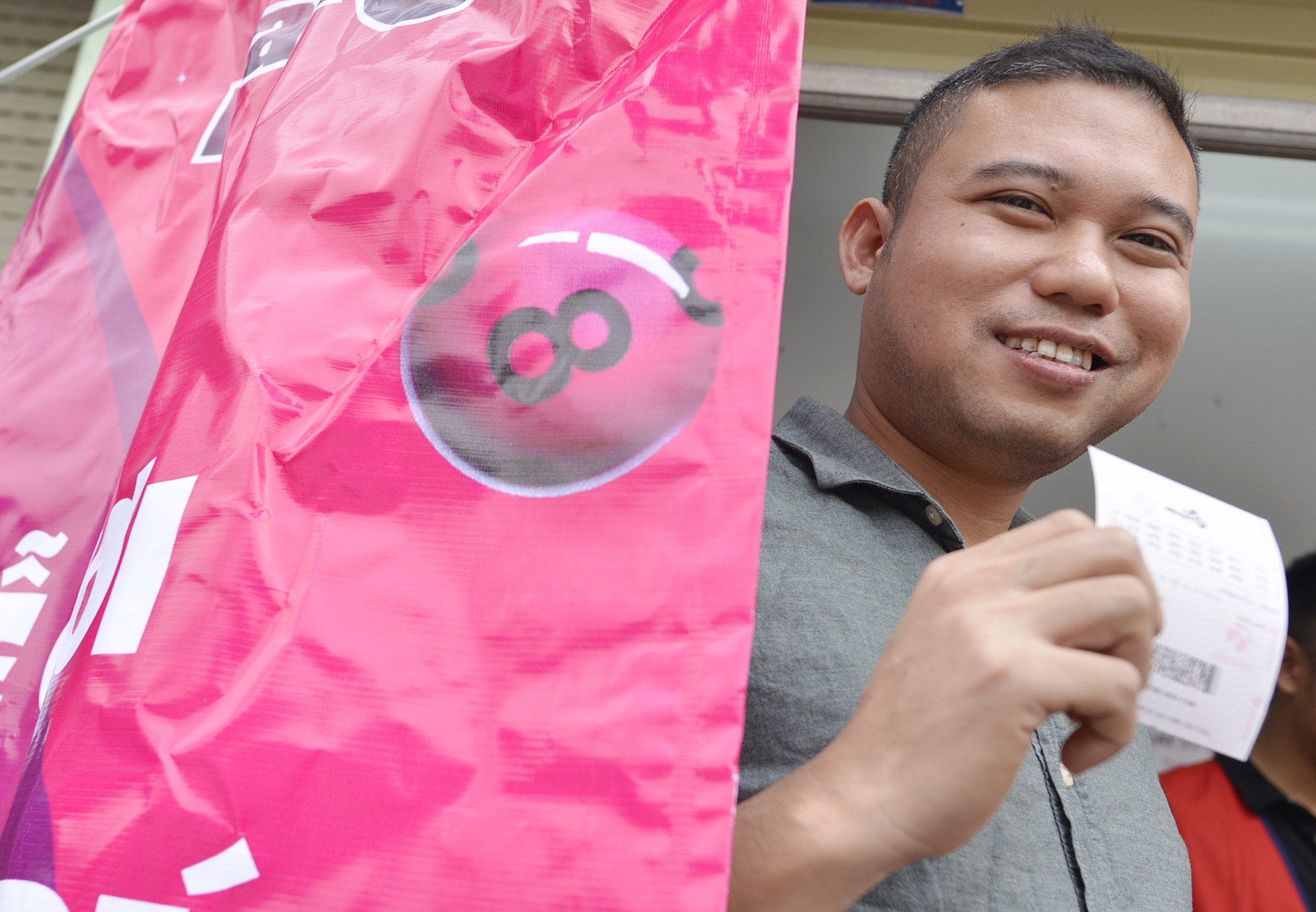 Dong khach hang mua xo so Vietlott tai Ha Noi anh 14