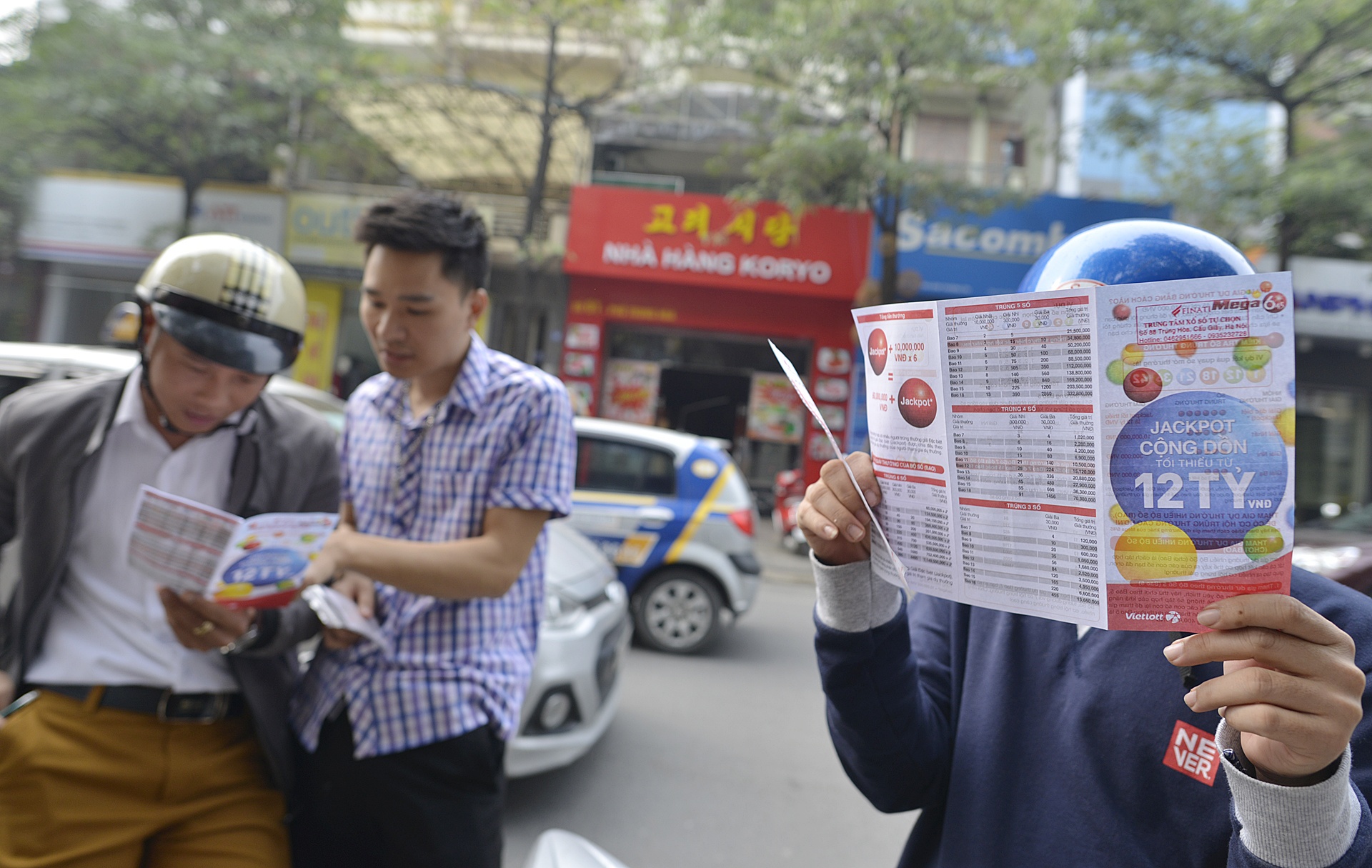 Dong khach hang mua xo so Vietlott tai Ha Noi anh 3