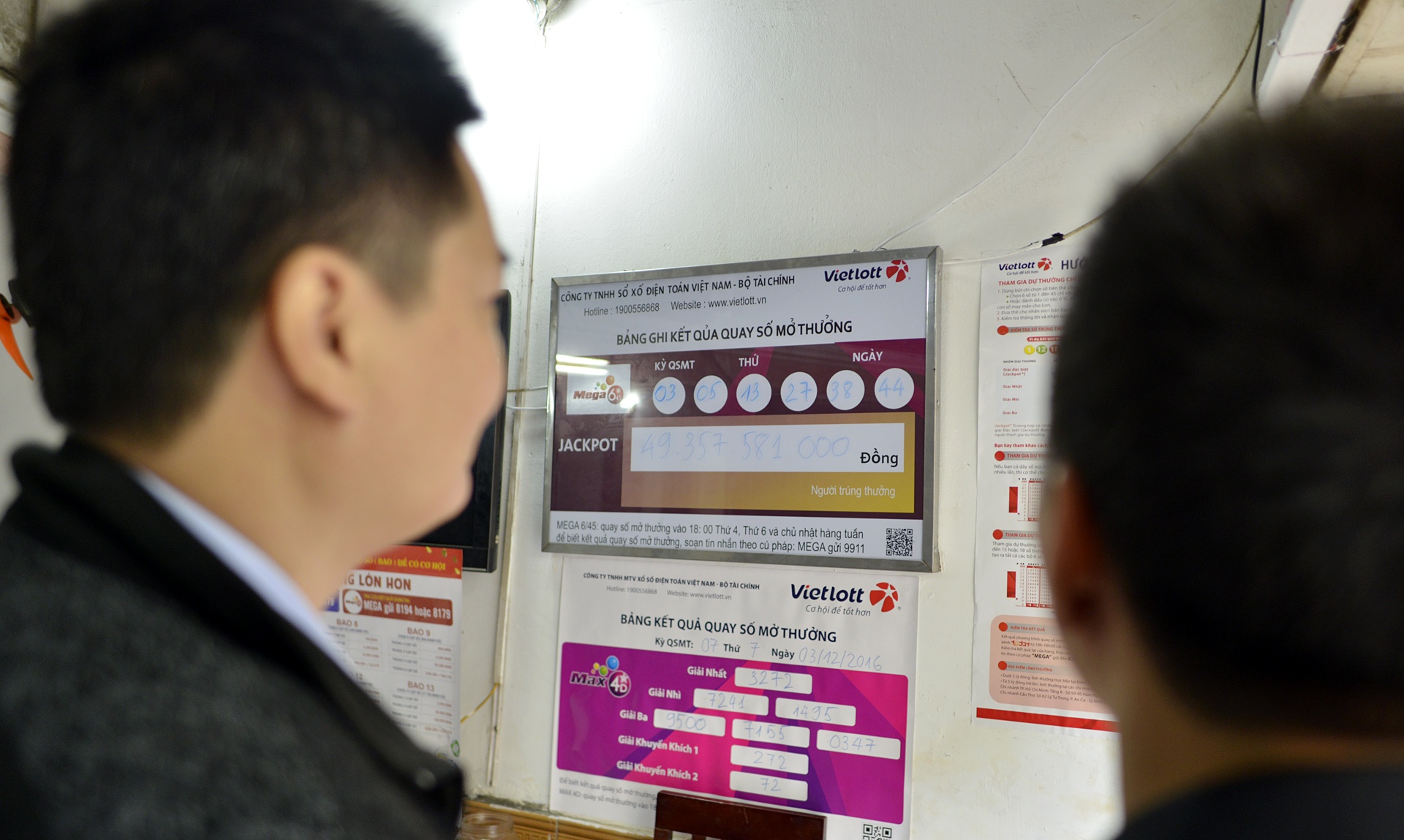 Dong khach hang mua xo so Vietlott tai Ha Noi anh 6