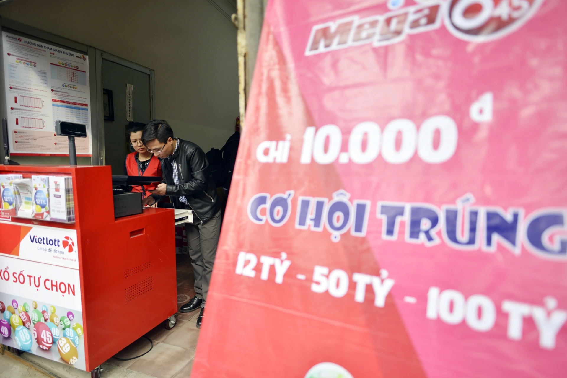 Dong khach hang mua xo so Vietlott tai Ha Noi anh 1