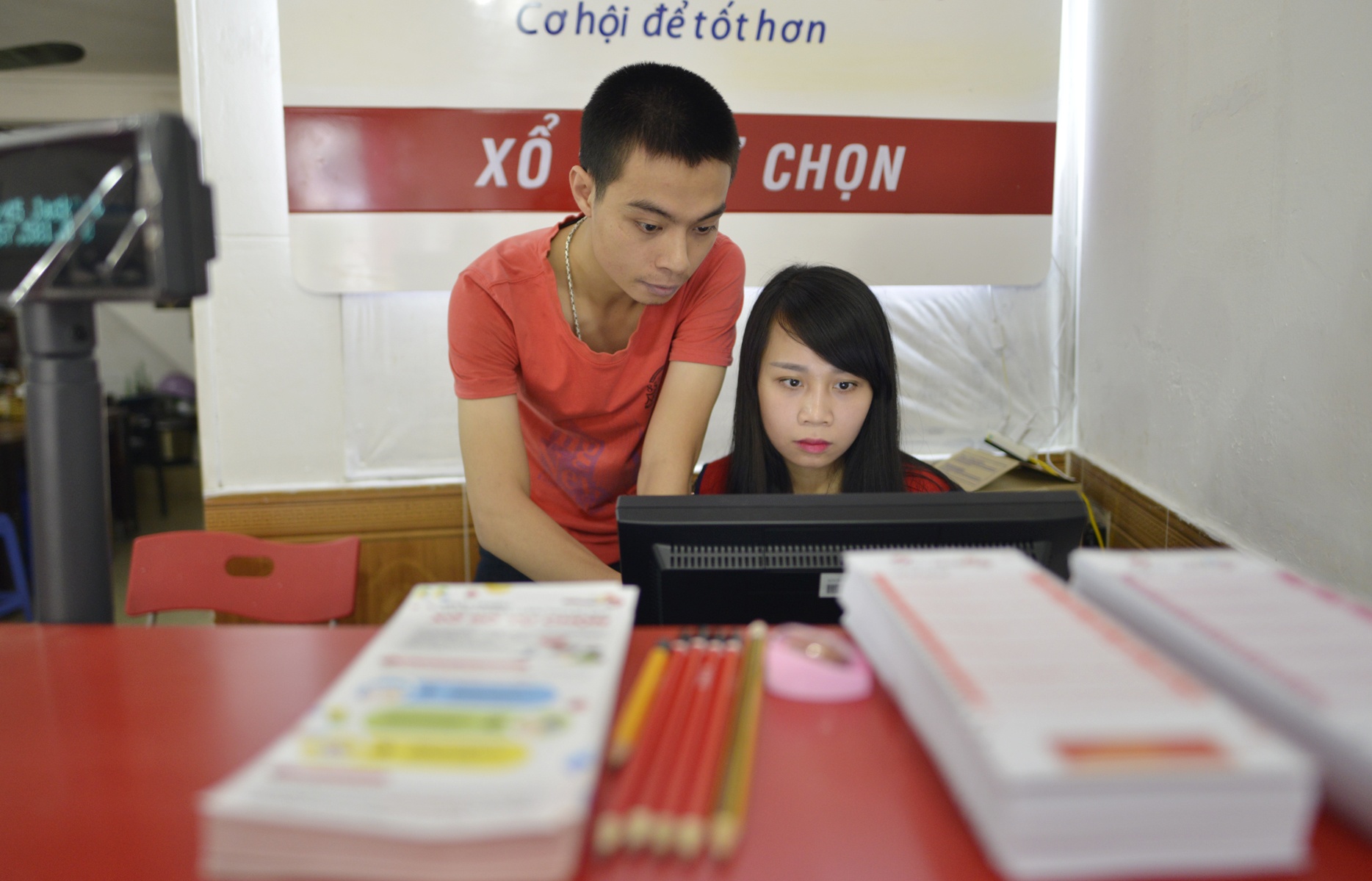 Dong khach hang mua xo so Vietlott tai Ha Noi anh 4