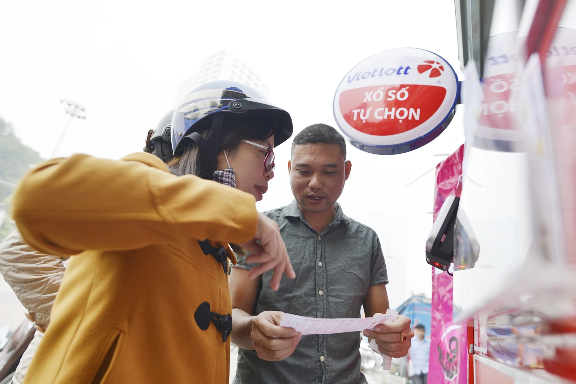 Dong khach hang mua xo so Vietlott tai Ha Noi anh 9