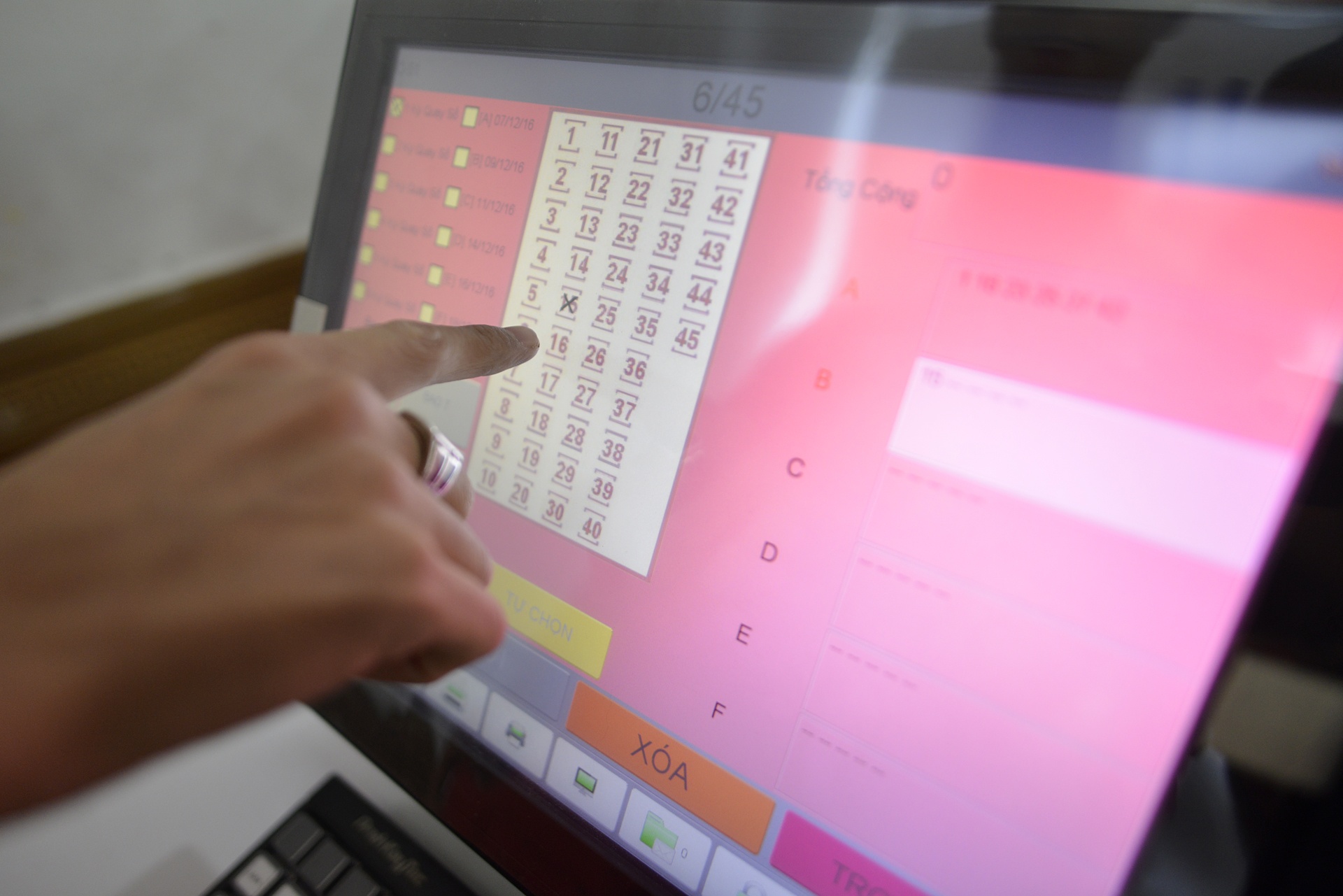 Dong khach hang mua xo so Vietlott tai Ha Noi anh 11