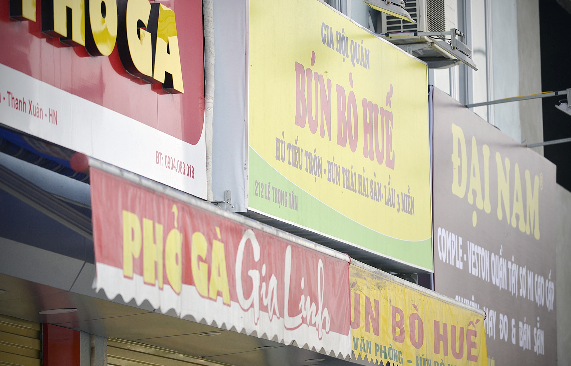 Quang cao 'dong phuc' dang dan bien mat tai pho kieu mau hinh anh