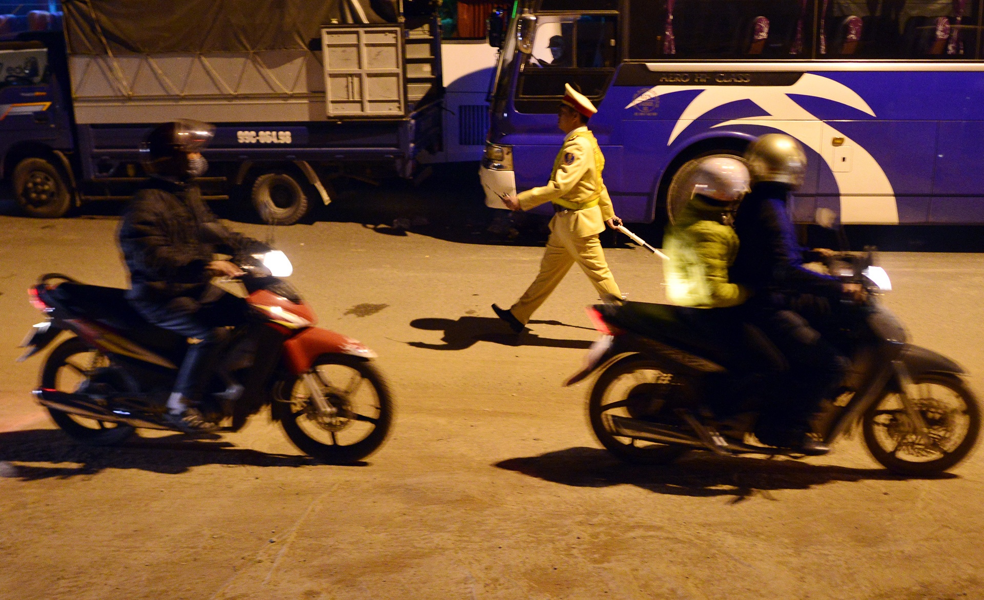 Ket cung 3 tieng dong ho tren quoc lo 1 anh 2