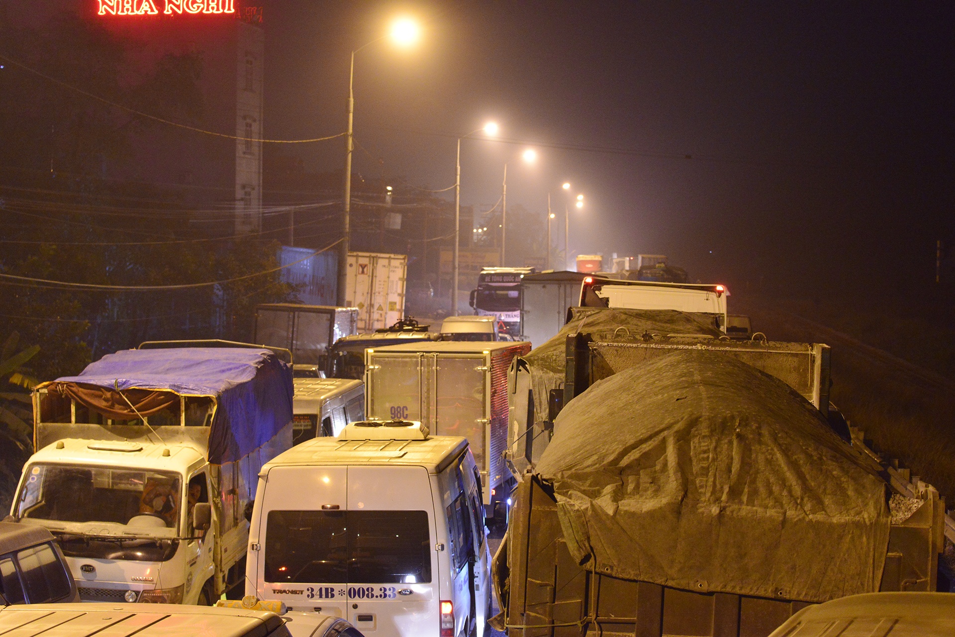 Ket cung 3 tieng dong ho tren quoc lo 1 anh 1
