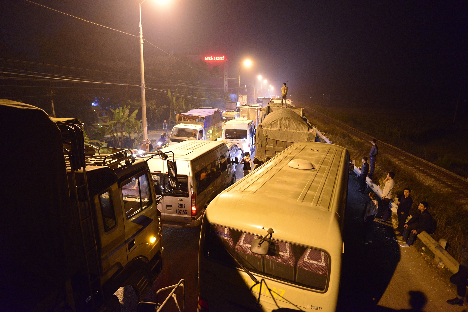 Ket cung 3 tieng dong ho tren quoc lo 1 anh 4