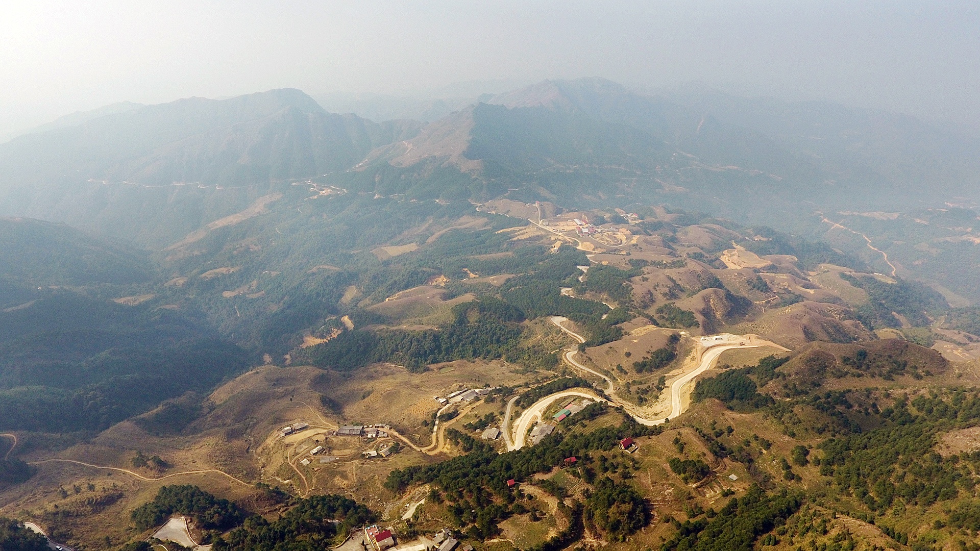 Ve dep hoang so tren dinh Mau Son nhin tu tren cao anh 16