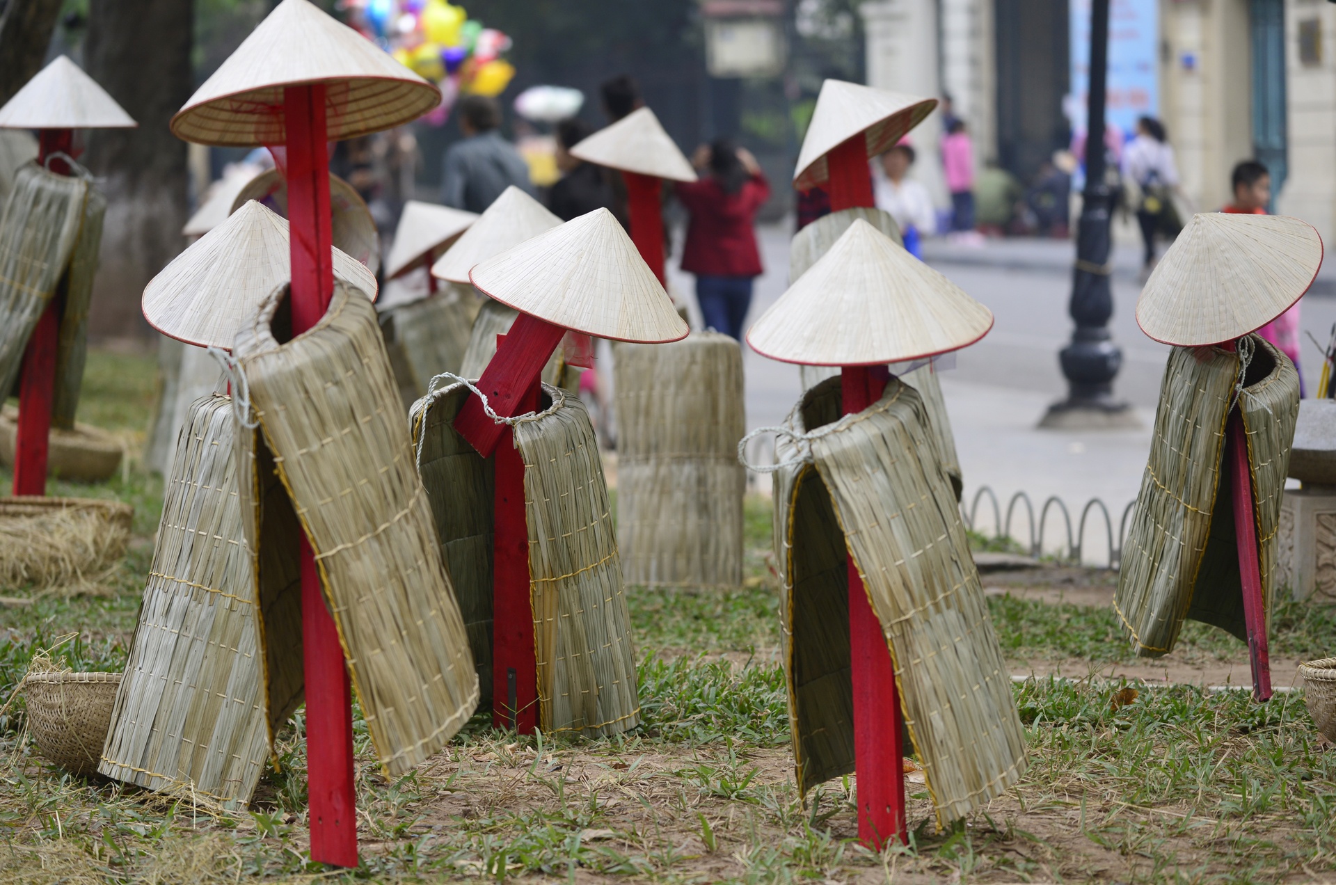 Ao toi, do gom nhieu mau sac tren pho di bo hinh anh