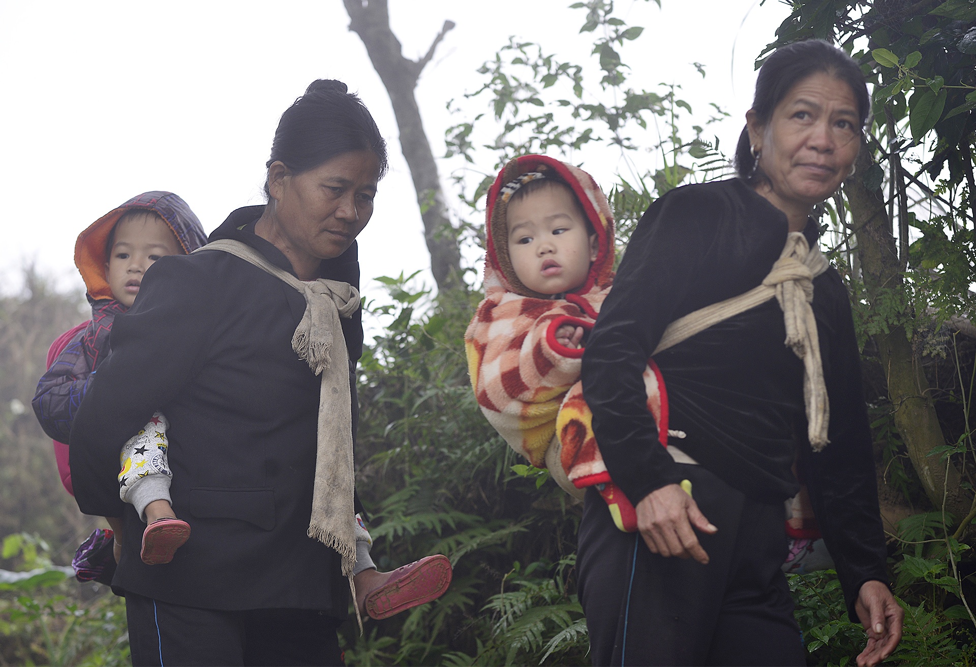 Cong tre nho qua suoi den truong anh 11