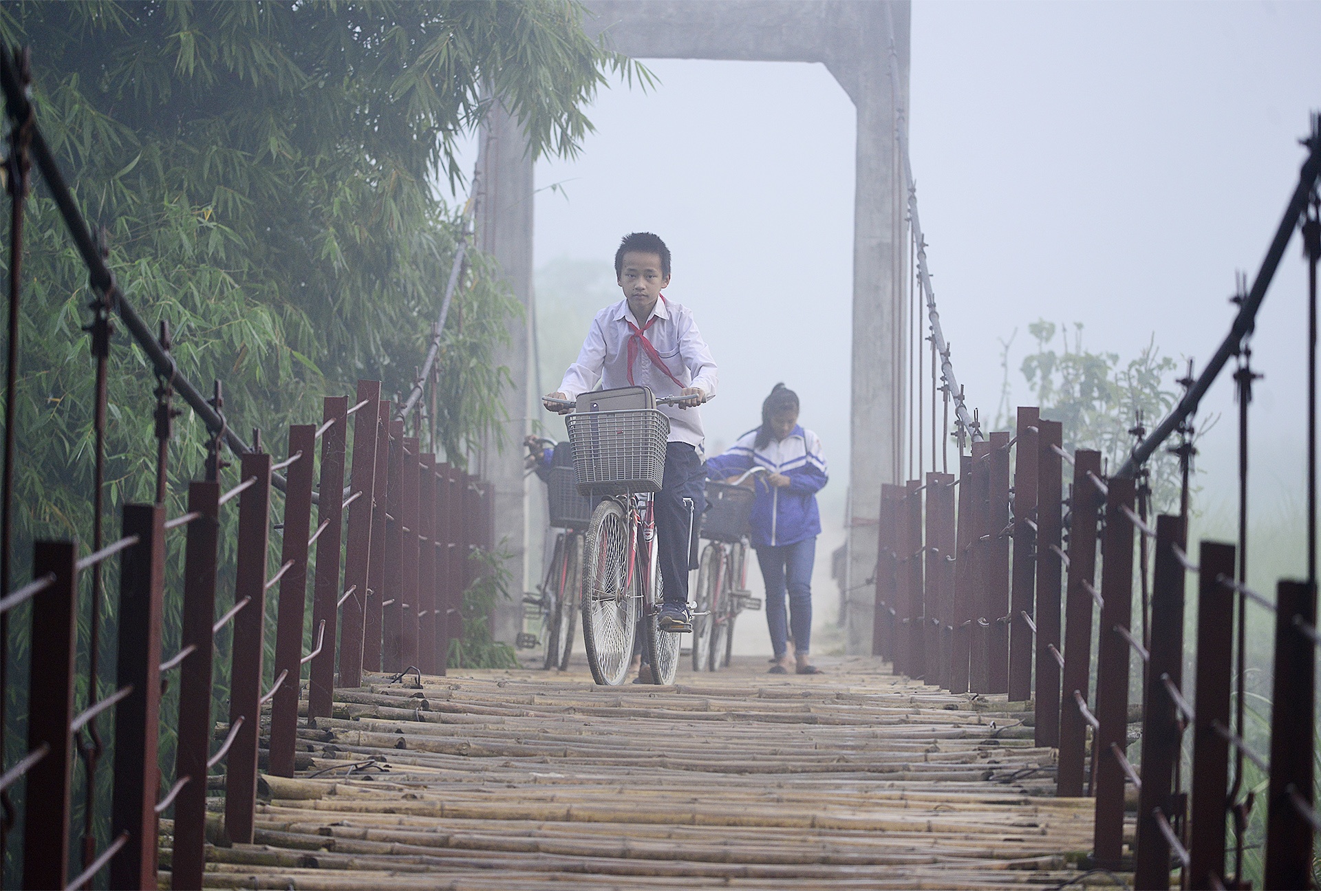 Cong tre nho qua suoi den truong anh 12