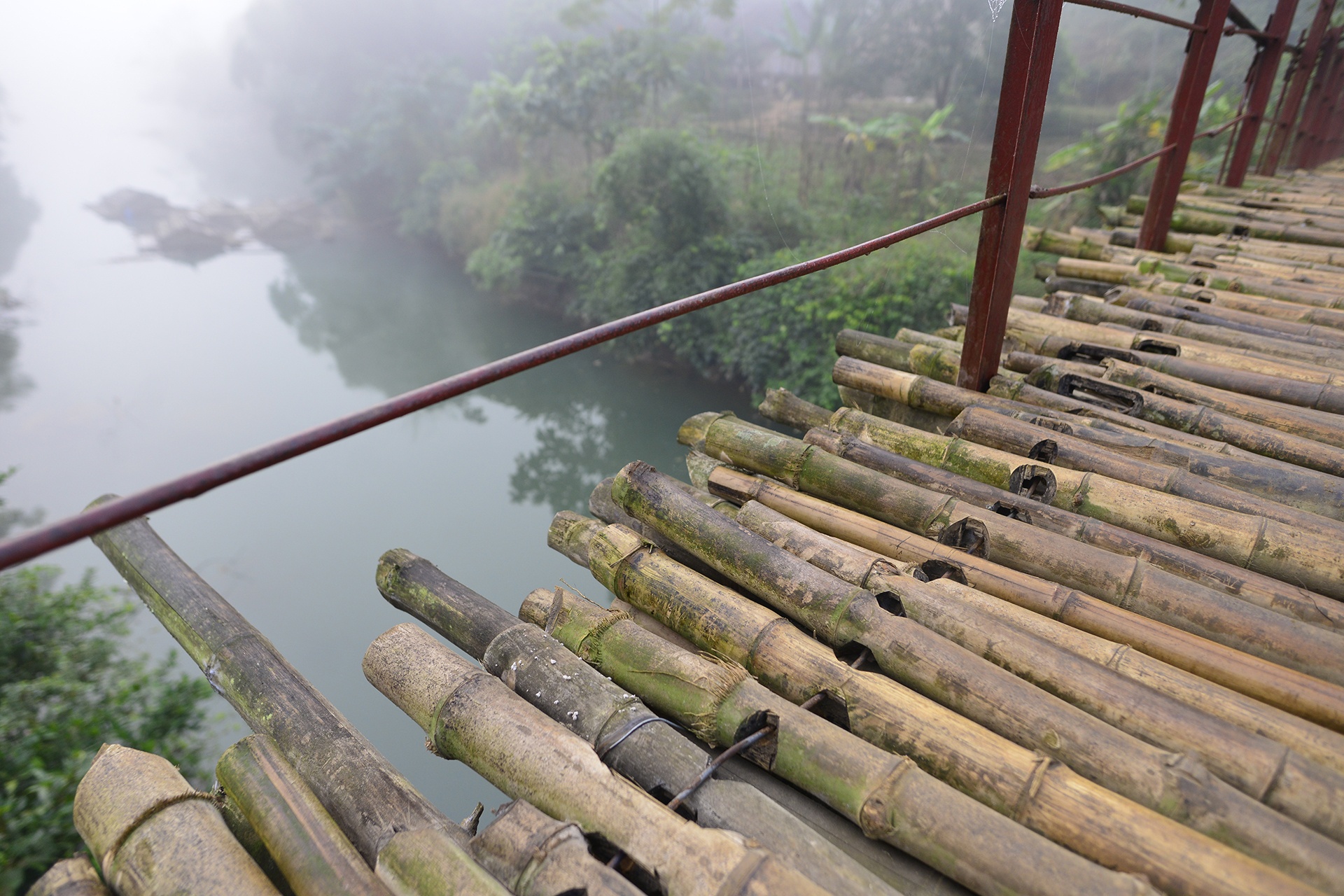 Cong tre nho qua suoi den truong anh 13